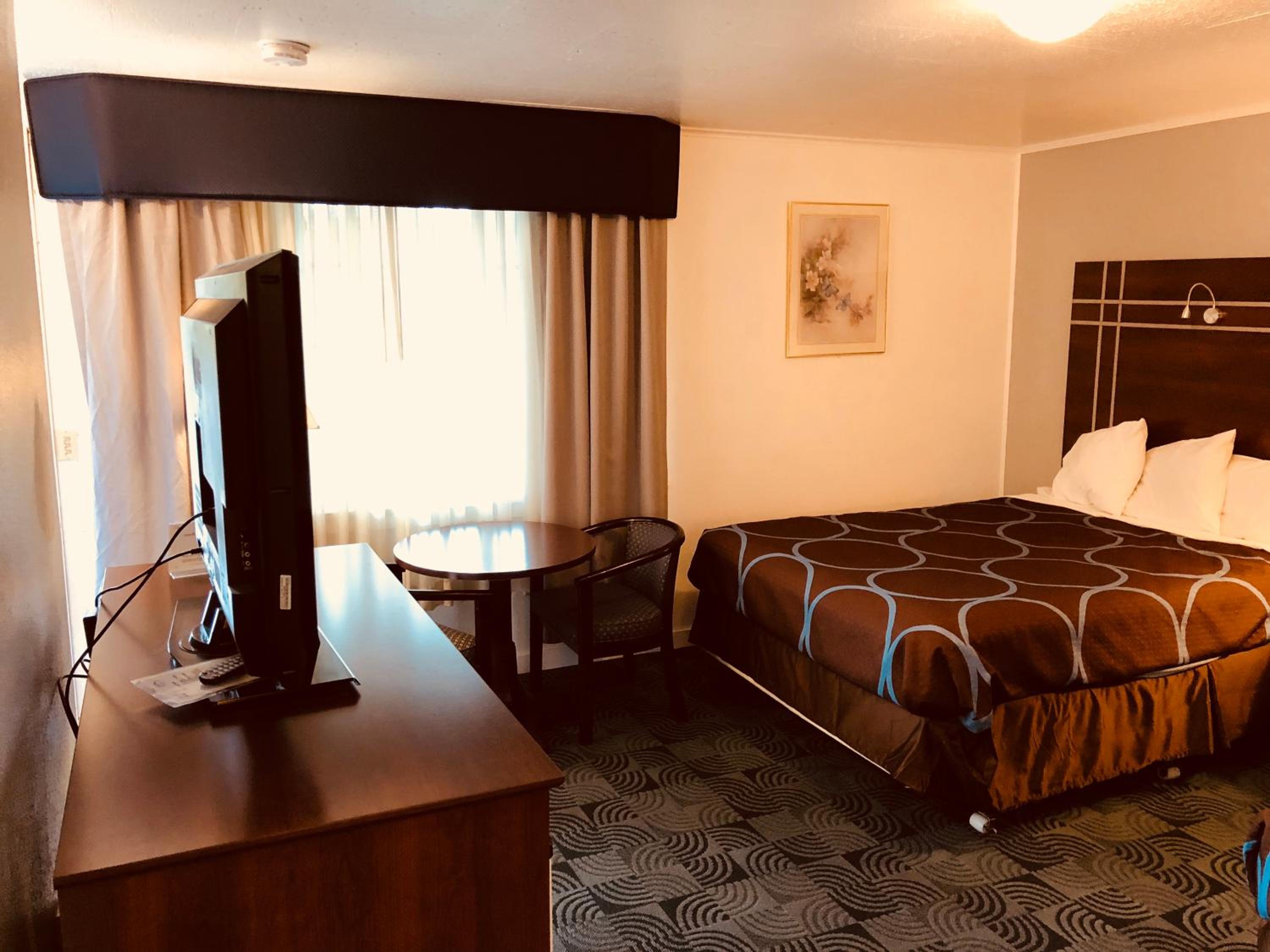 Queen Room with Two Queen Beds - Photo 2