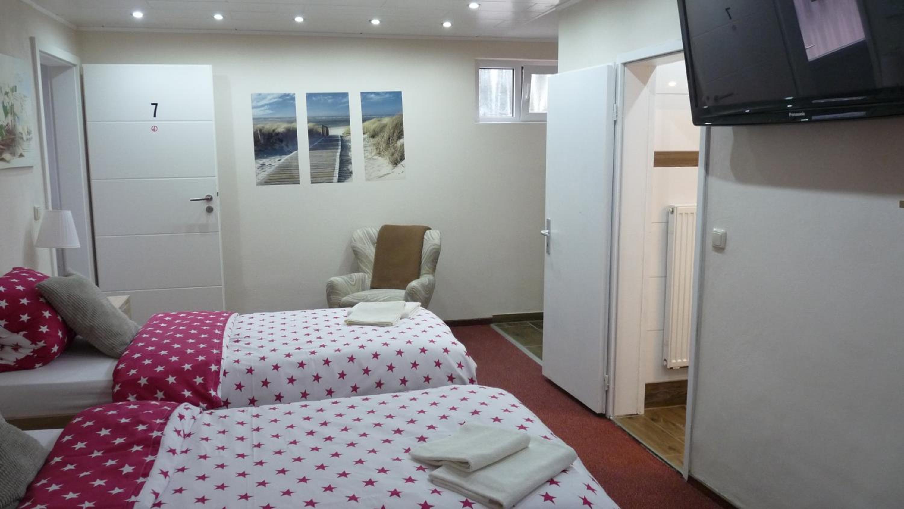 Large Double Room - Photo 1