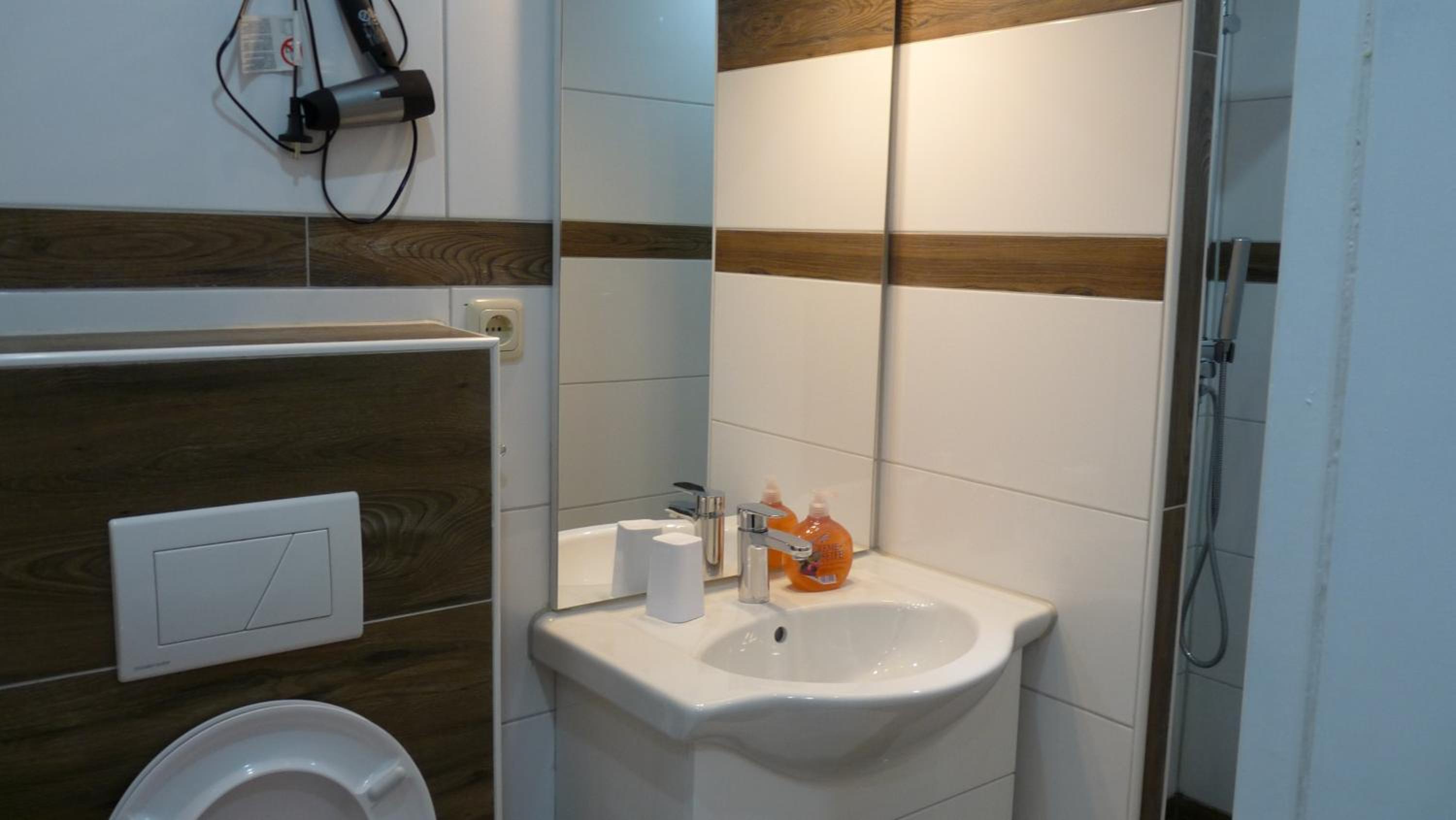 Large Double Room - Photo 27