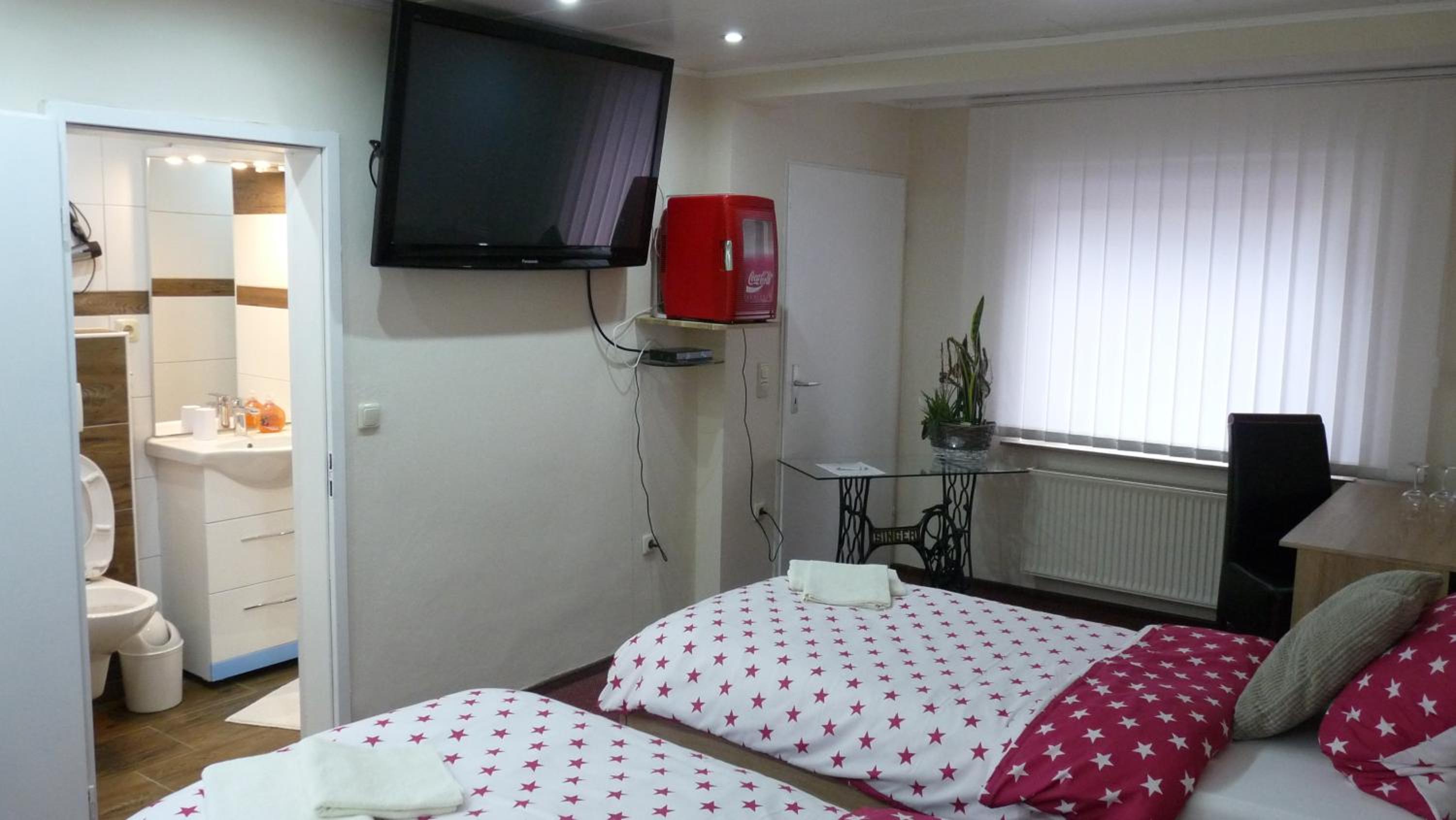 Large Double Room - Photo 2
