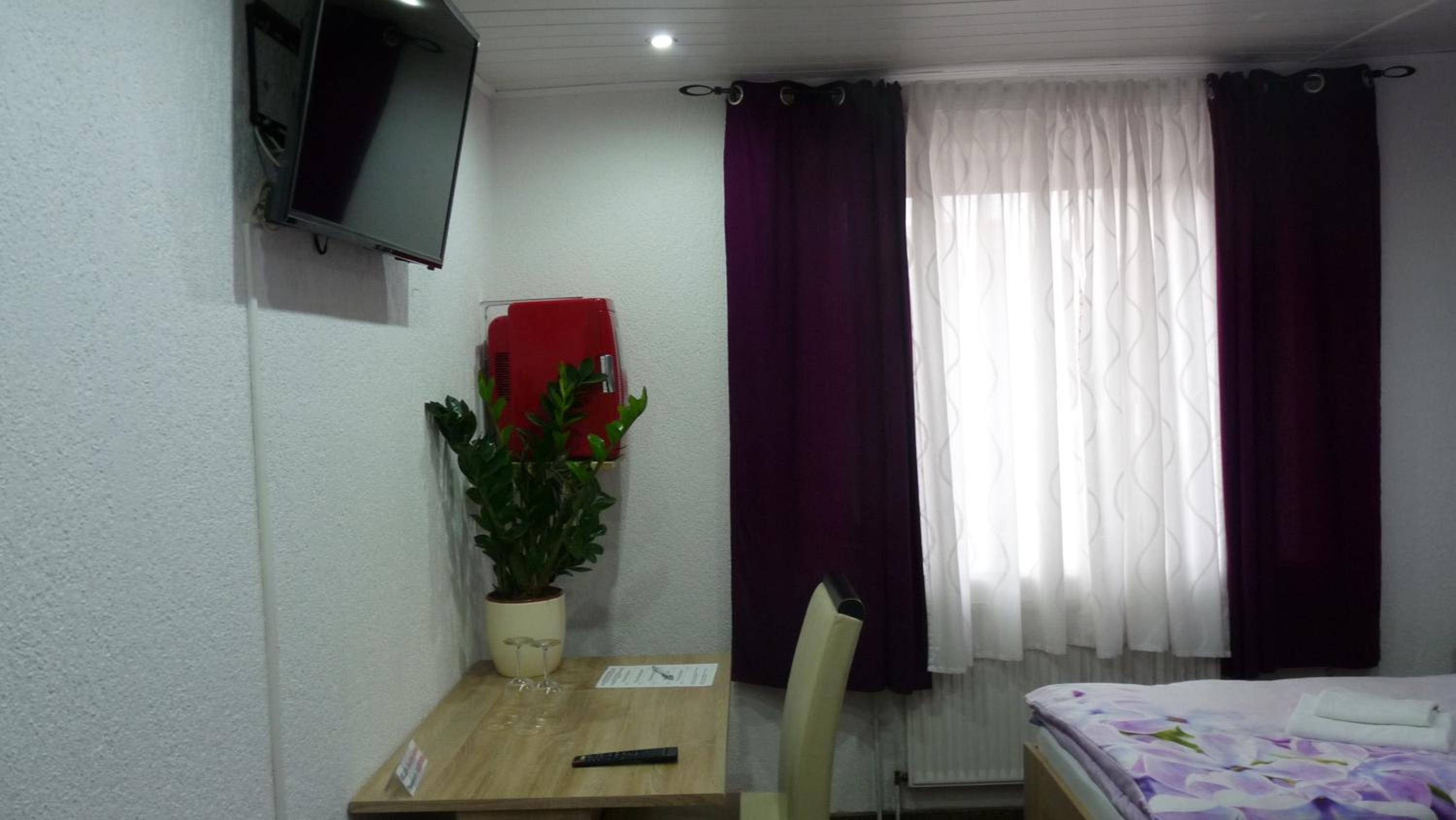Large Double Room - Photo 4