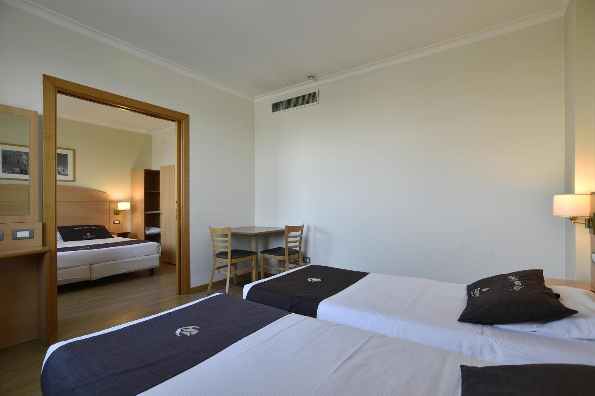 Quadruple Room With 4 Single Beds photo 2