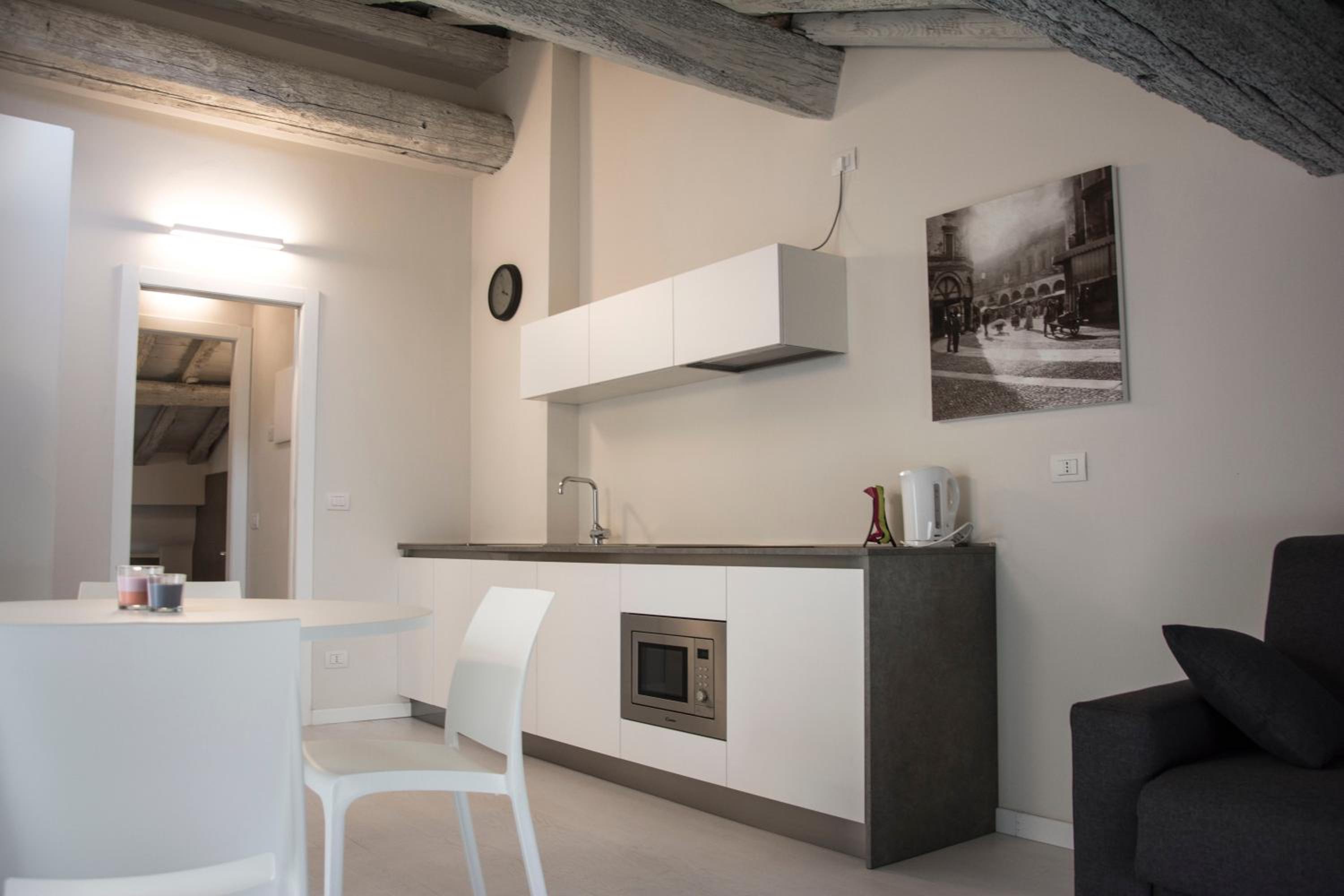 One-Bedroom Penthouse Apartment - Photo 2