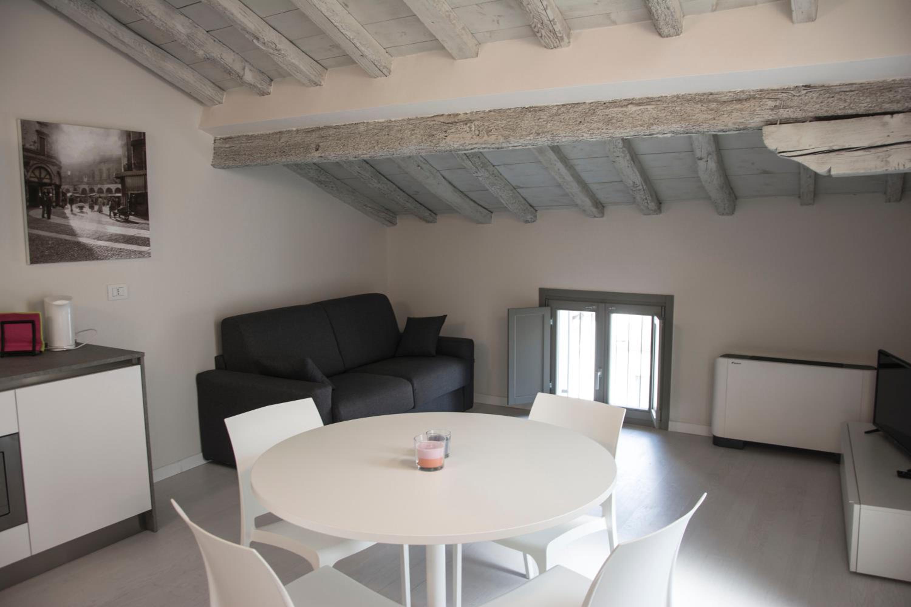 One-Bedroom Penthouse Apartment - Photo 3