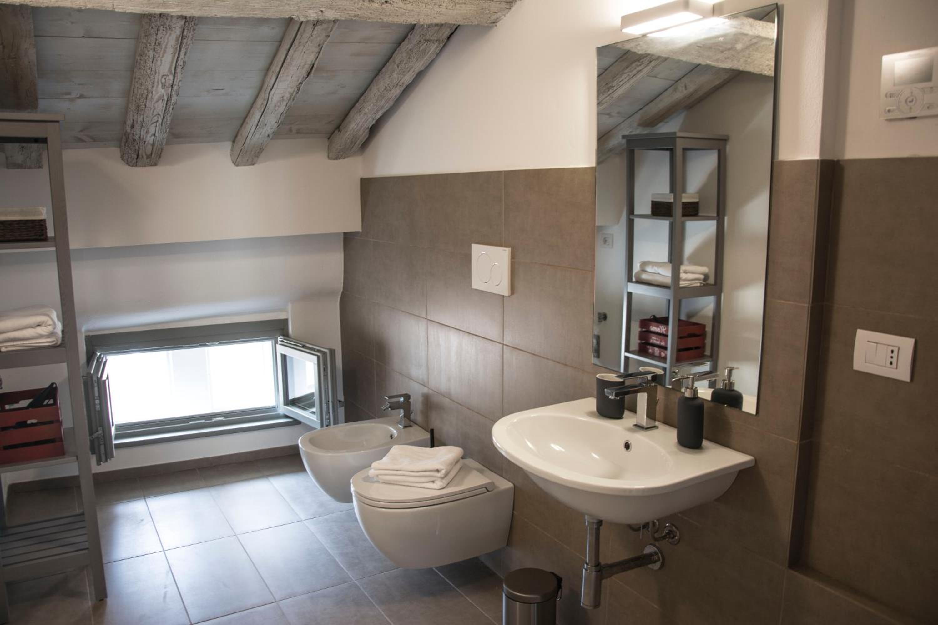 One-Bedroom Penthouse Apartment - Photo 4