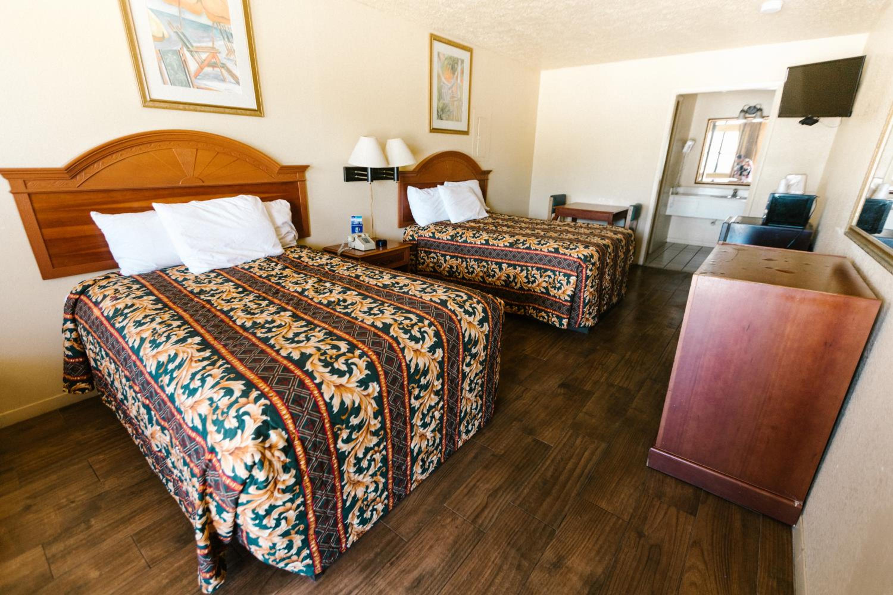 Double Room with Two Double Beds - Smoking photo 3