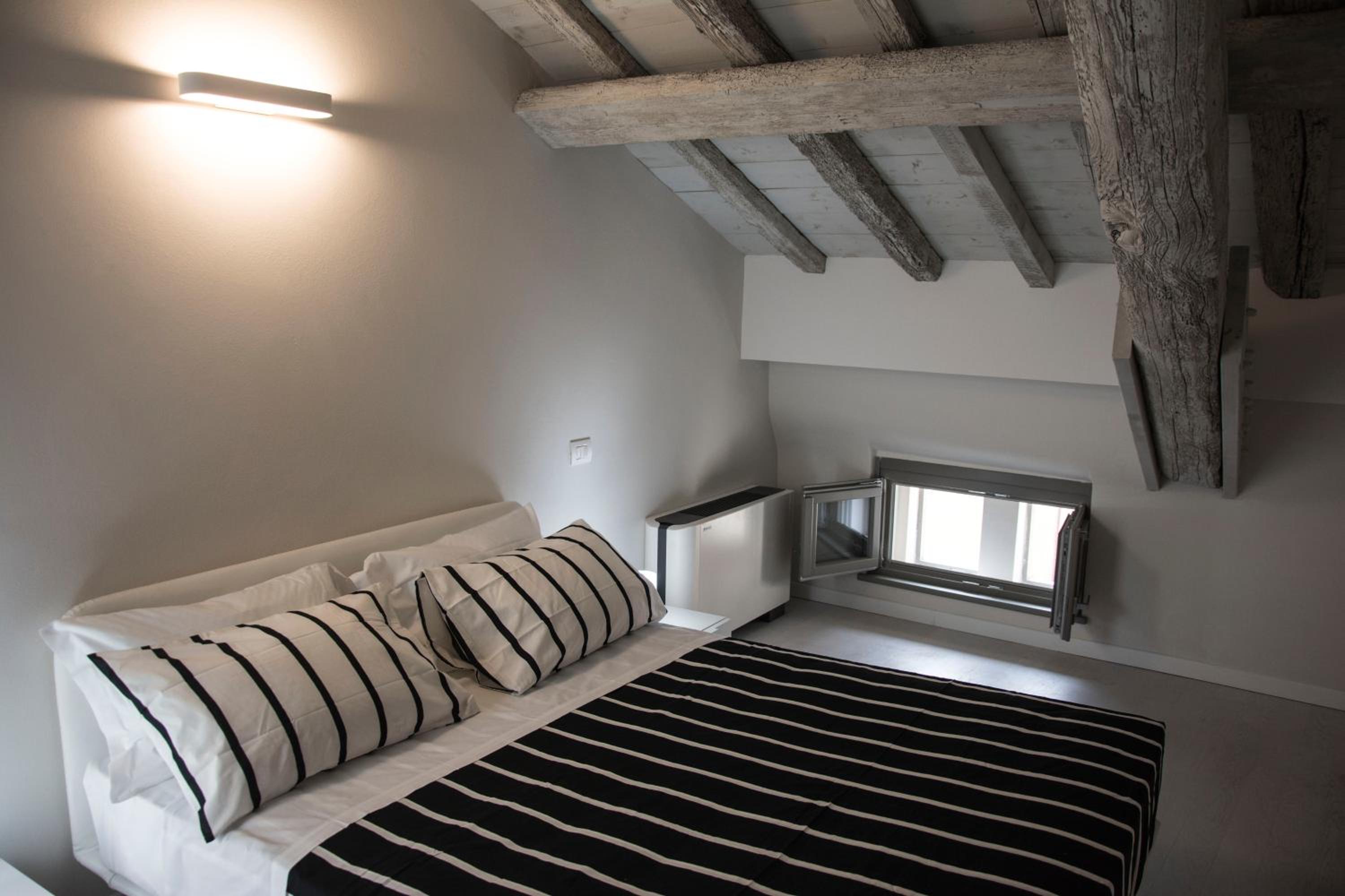 One-Bedroom Penthouse Apartment - Photo 5