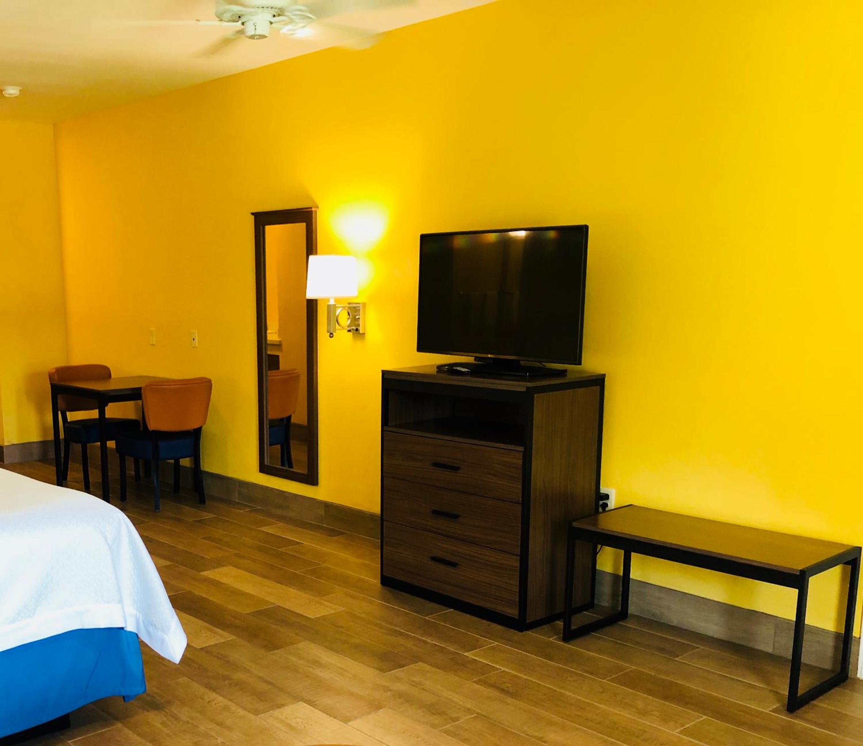King Room - Non-Smoking - Photo 2