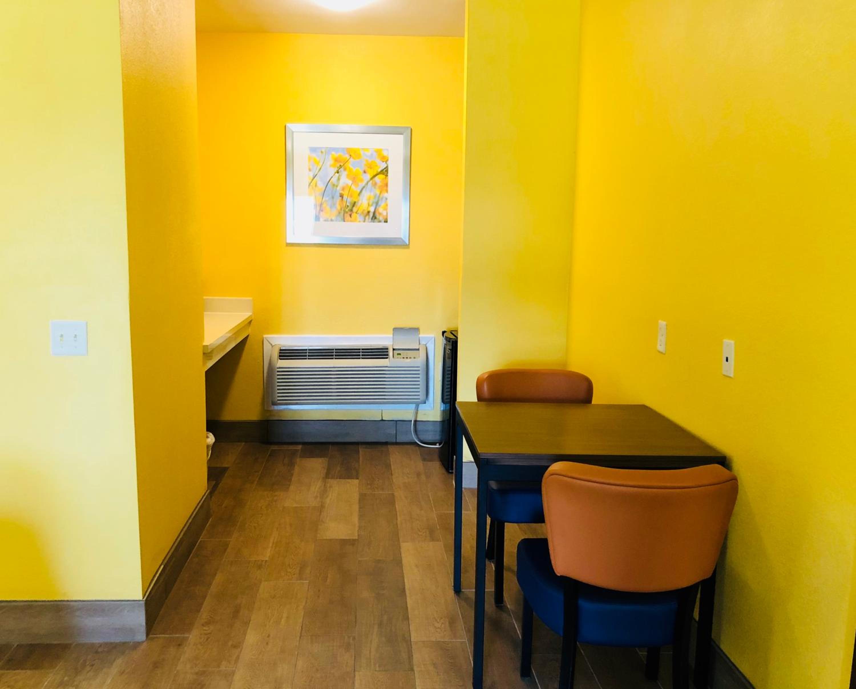King Room - Non-Smoking - Photo 6