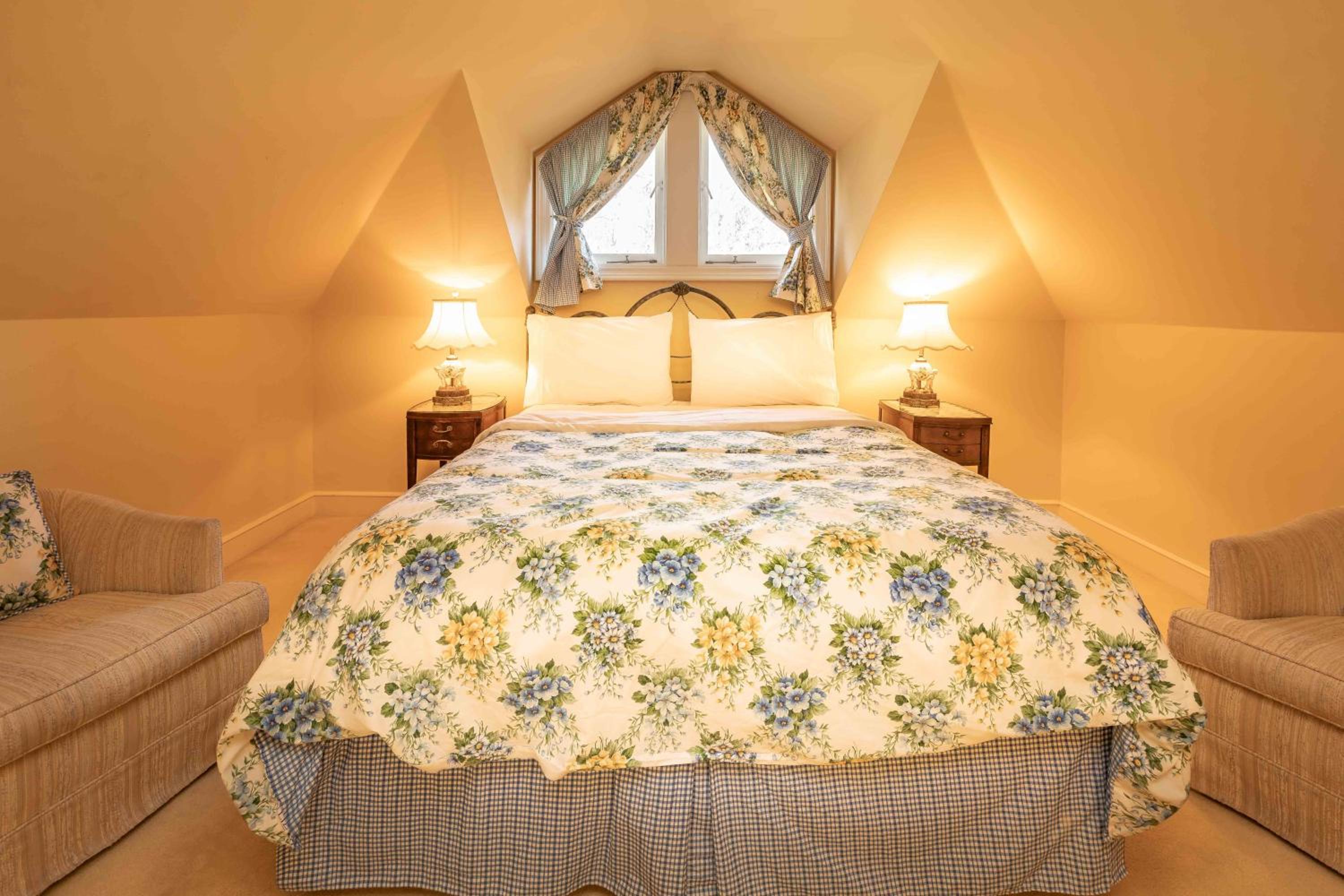 Deluxe Queen Room
