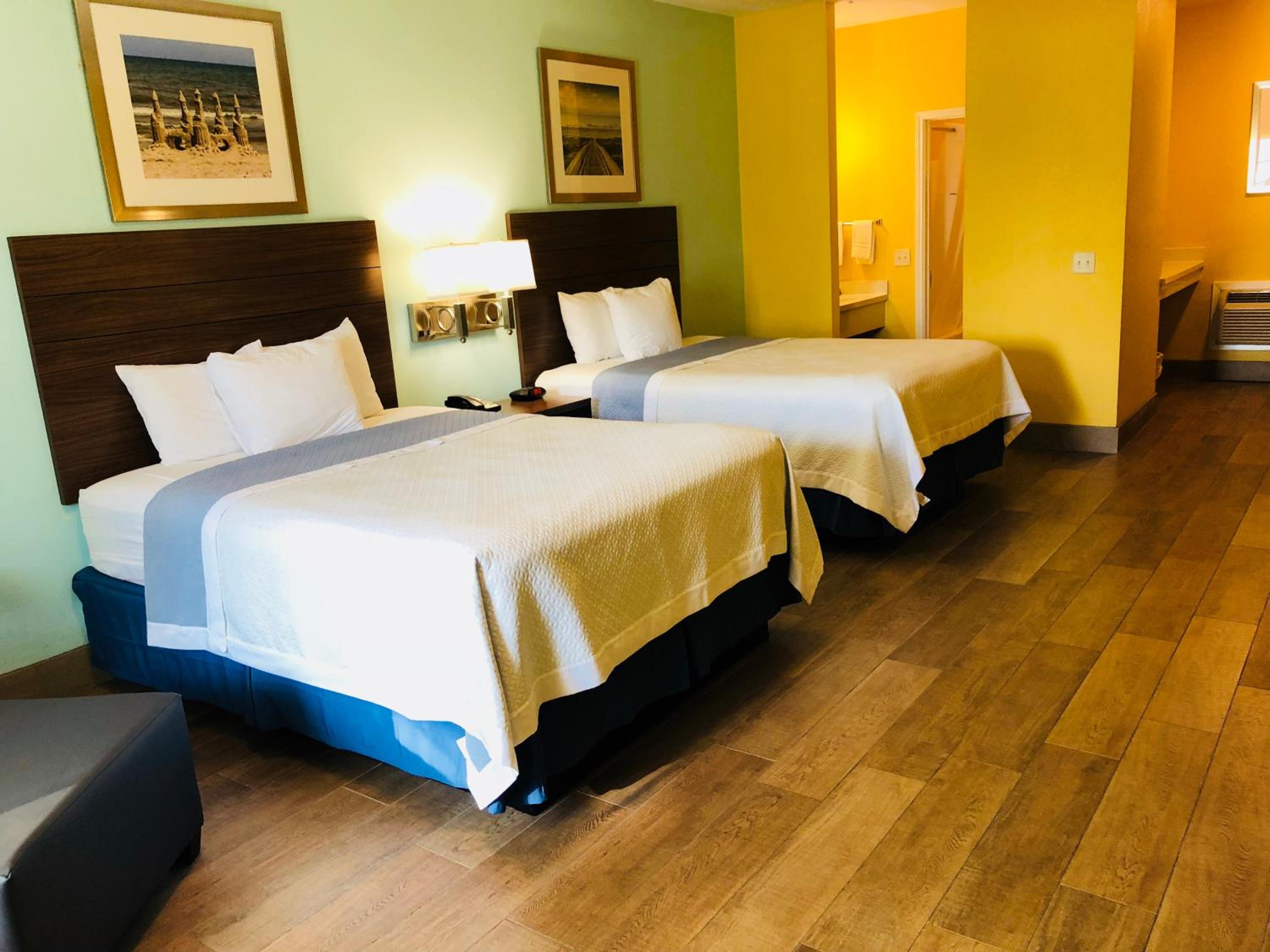 Queen Room with Two Queen Beds - Non-Smoking - Photo 1