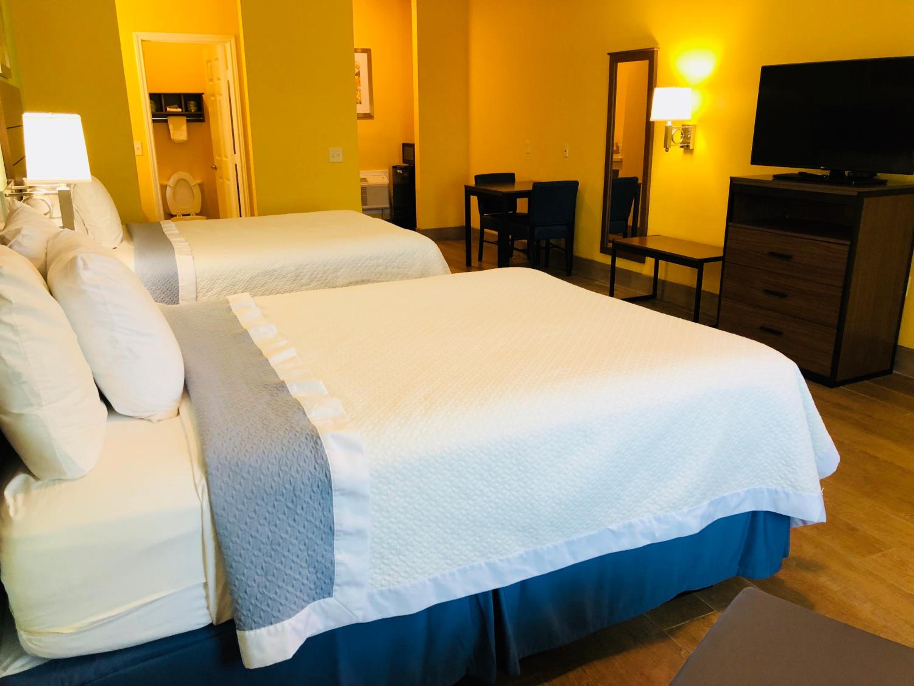 Queen Room with Two Queen Beds - Non-Smoking - Photo 10