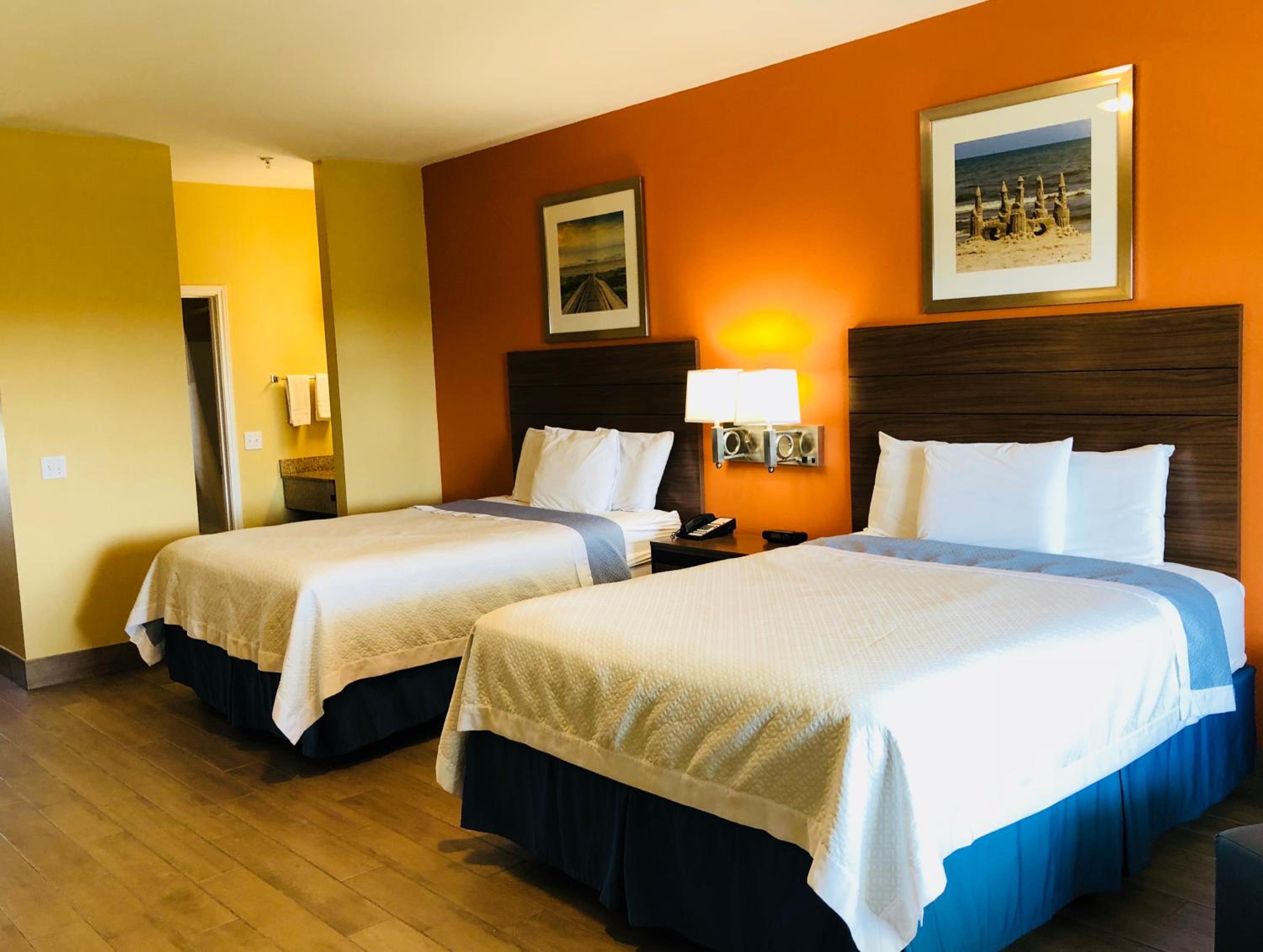 Queen Room with Two Queen Beds - Non-Smoking - Photo 8