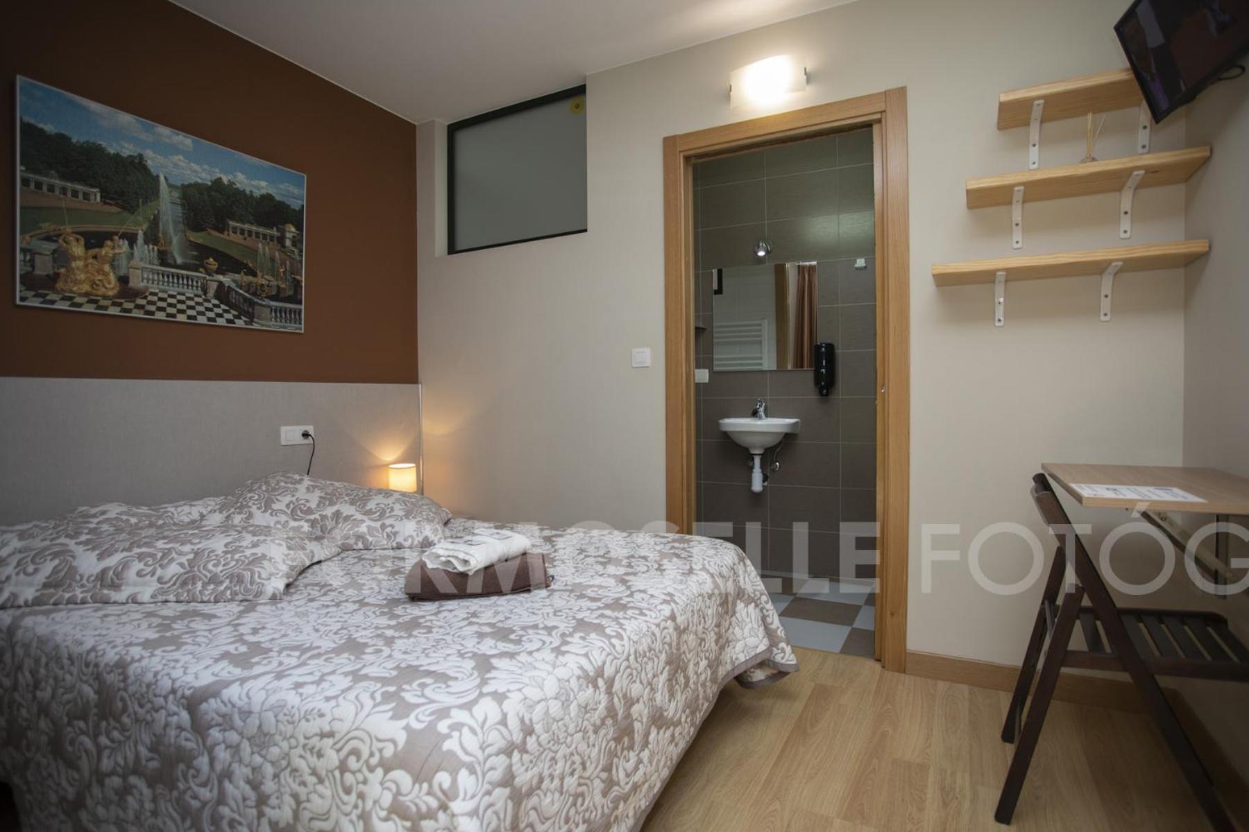 Single Room with Private Bathroom photo 2
