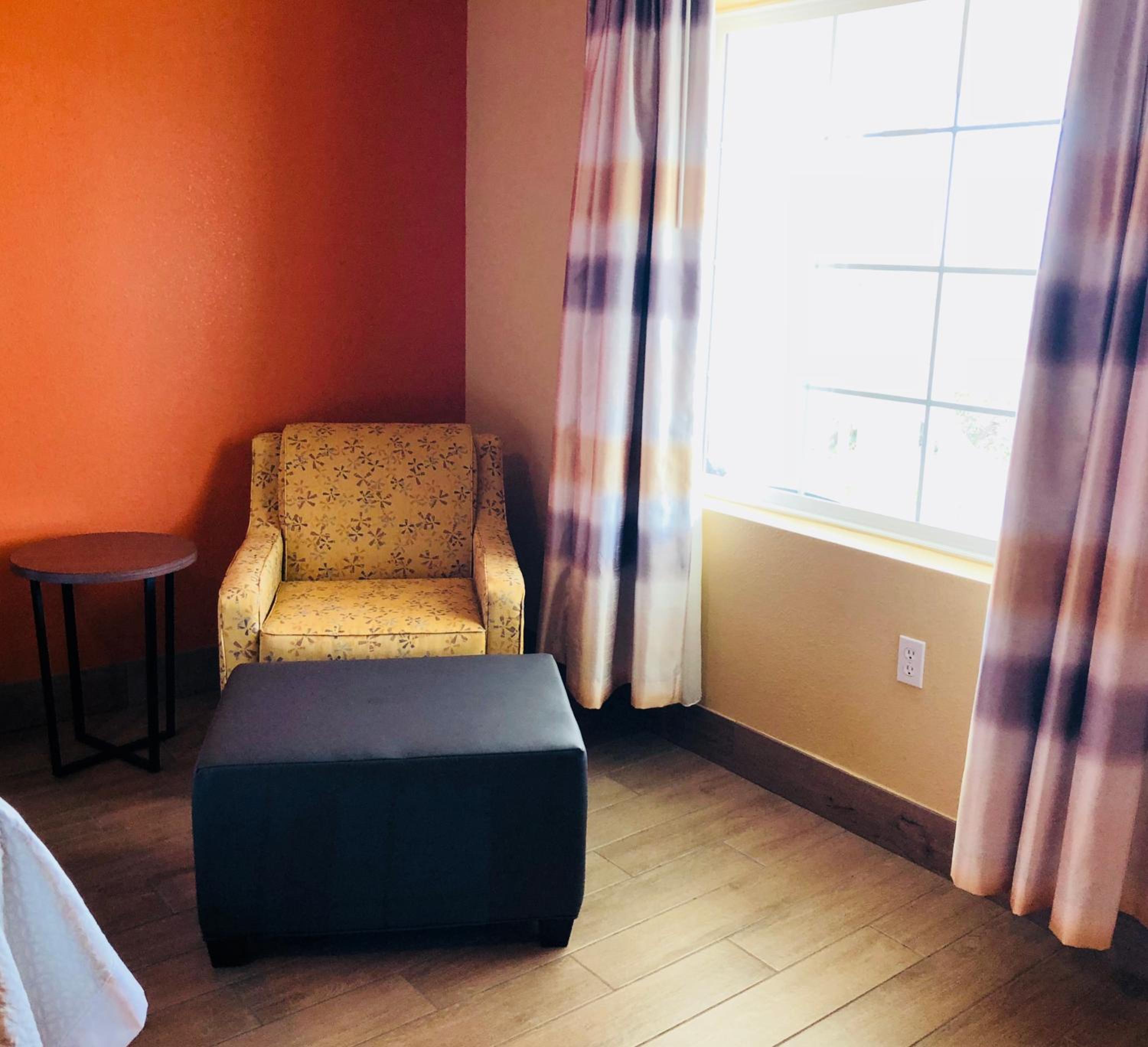 Queen Room with Two Queen Beds - Non-Smoking - Photo 5