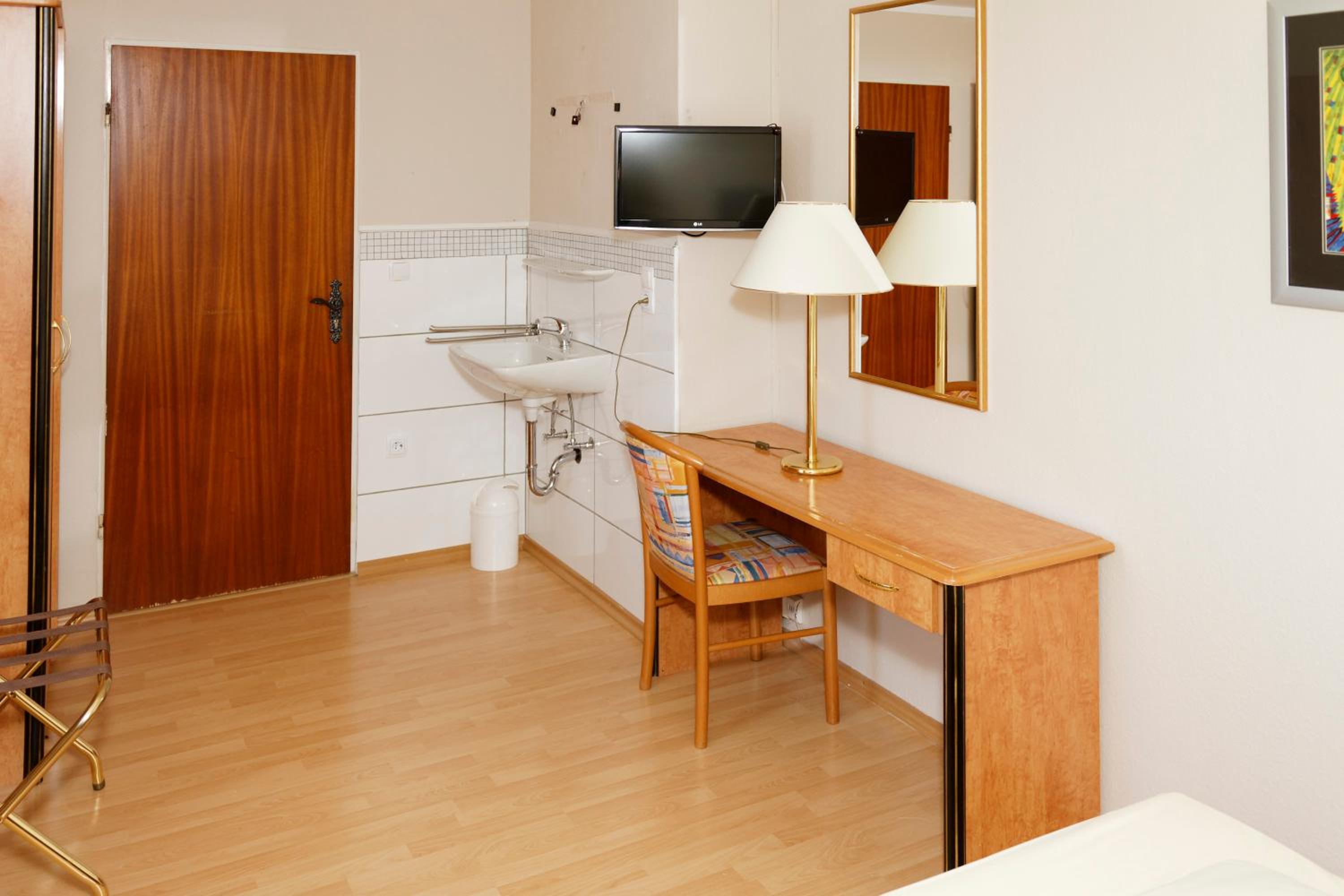 Budget Double Room - Photo 2