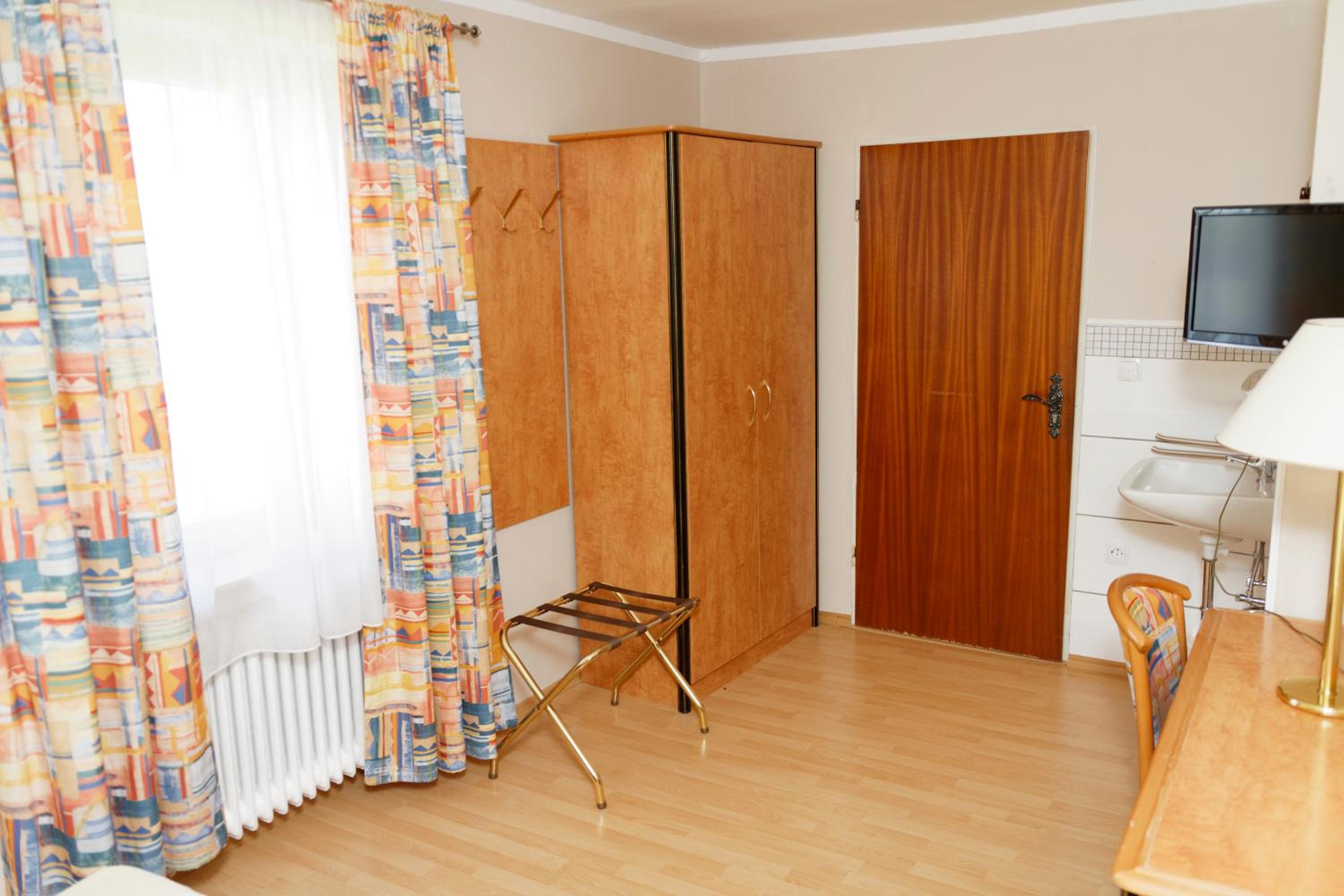 Budget Double Room - Photo 3