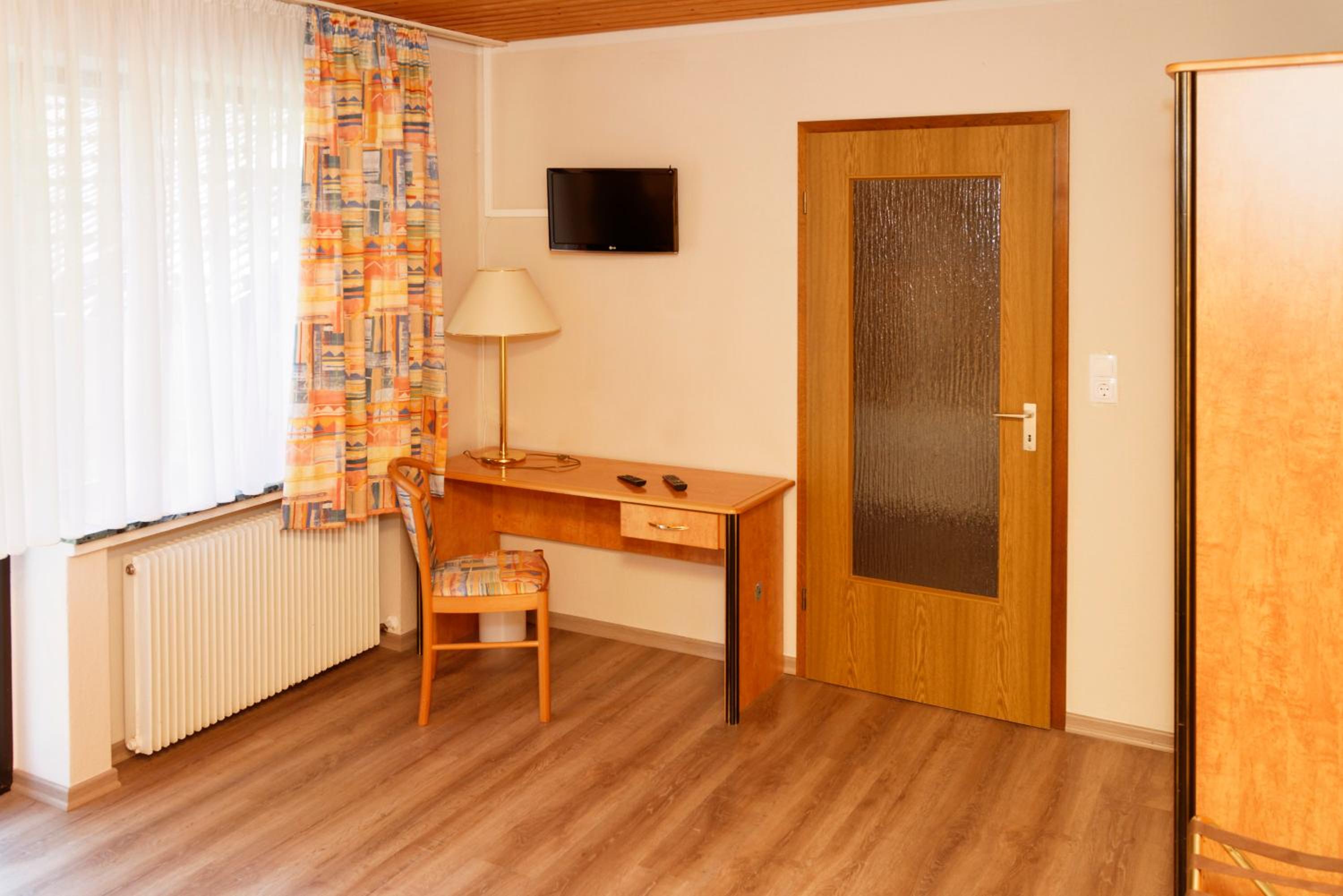 Deluxe Double Room with Balcony - Photo 9