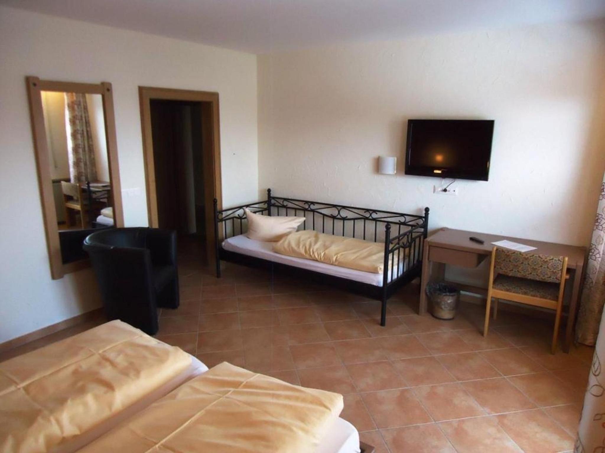 Family Room (2 Adults + 2 Children) - Photo 1