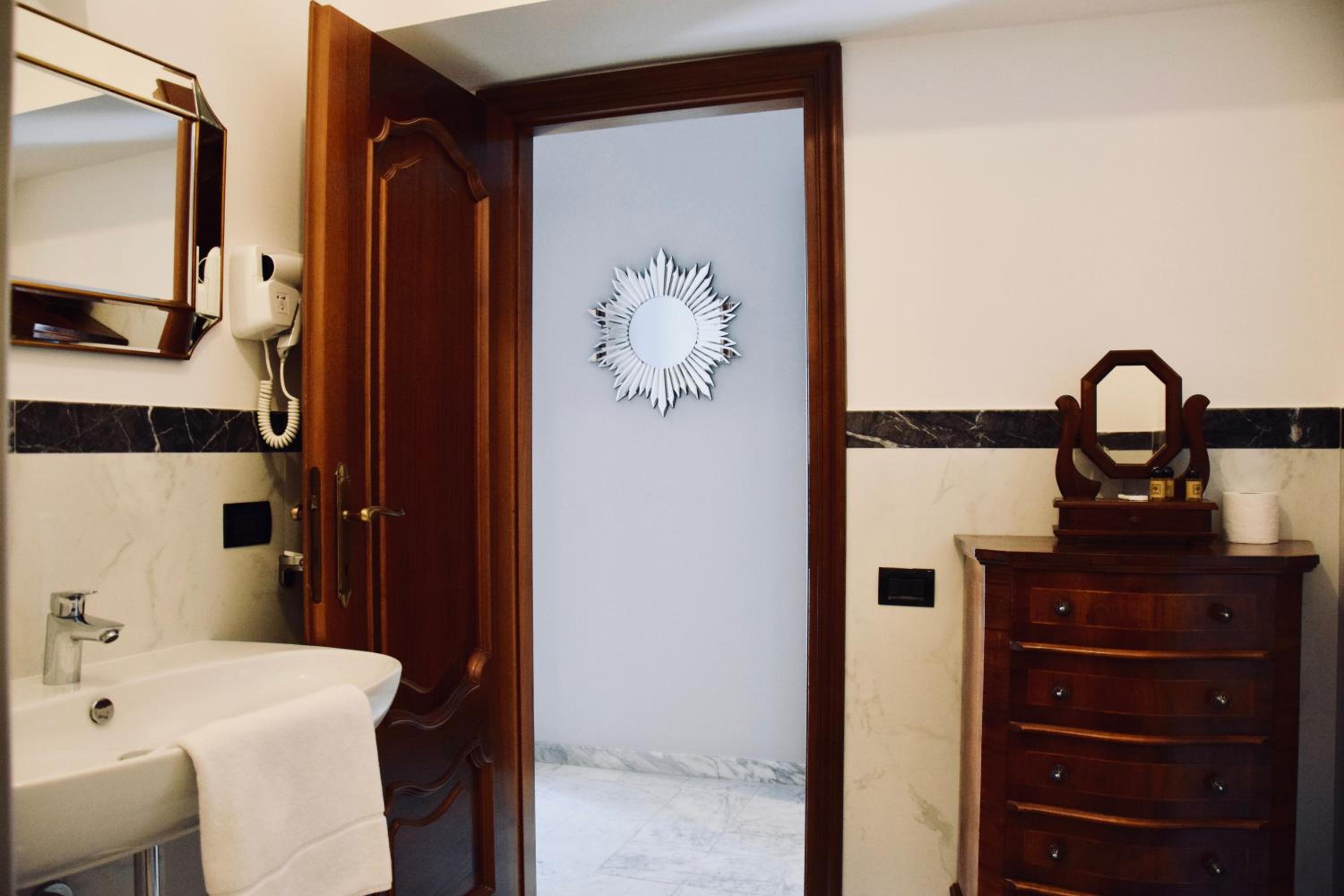 Double Room with Private Bathroom - Photo 9