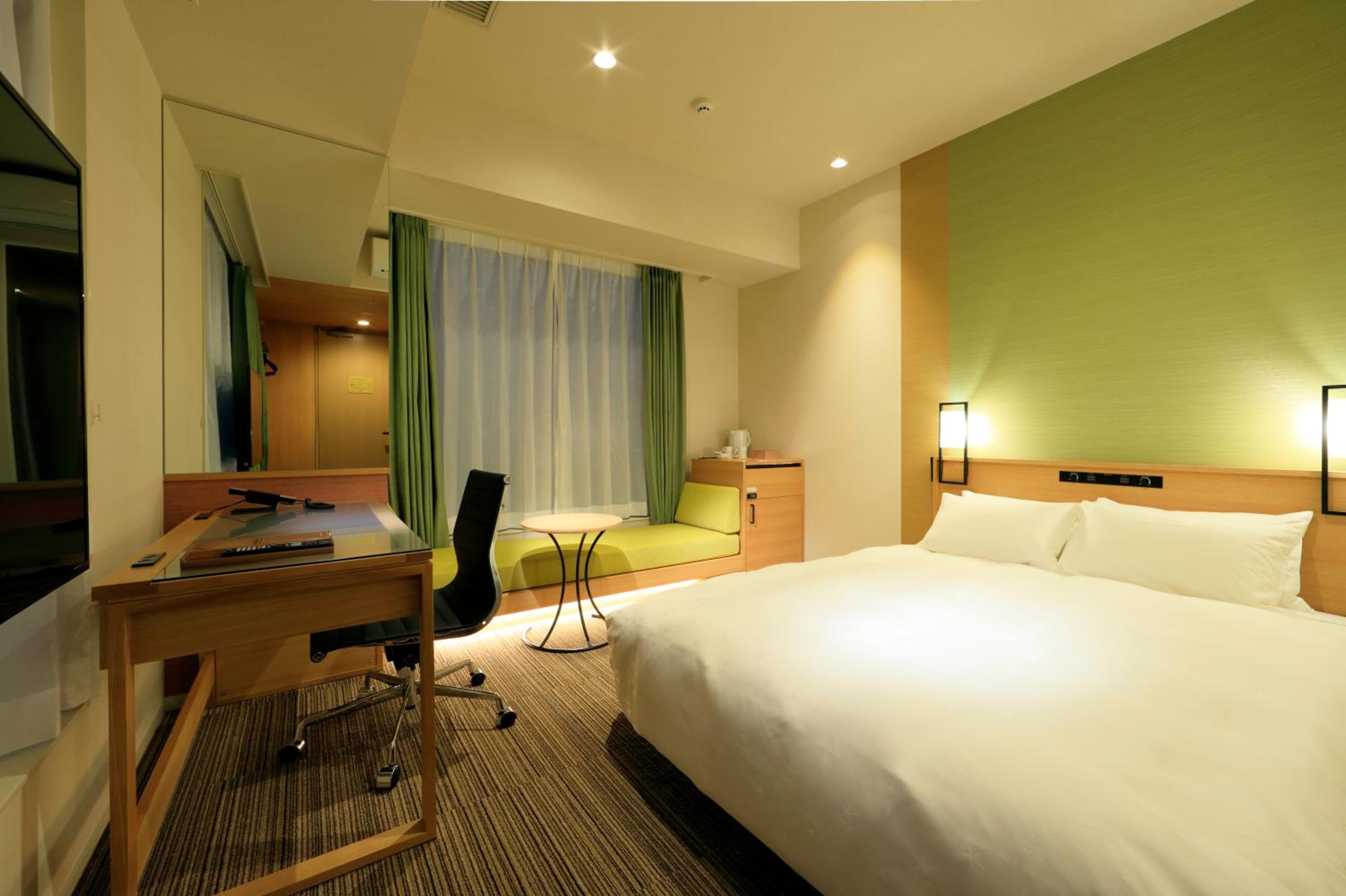 Corner Double Room - Non-Smoking photo 2