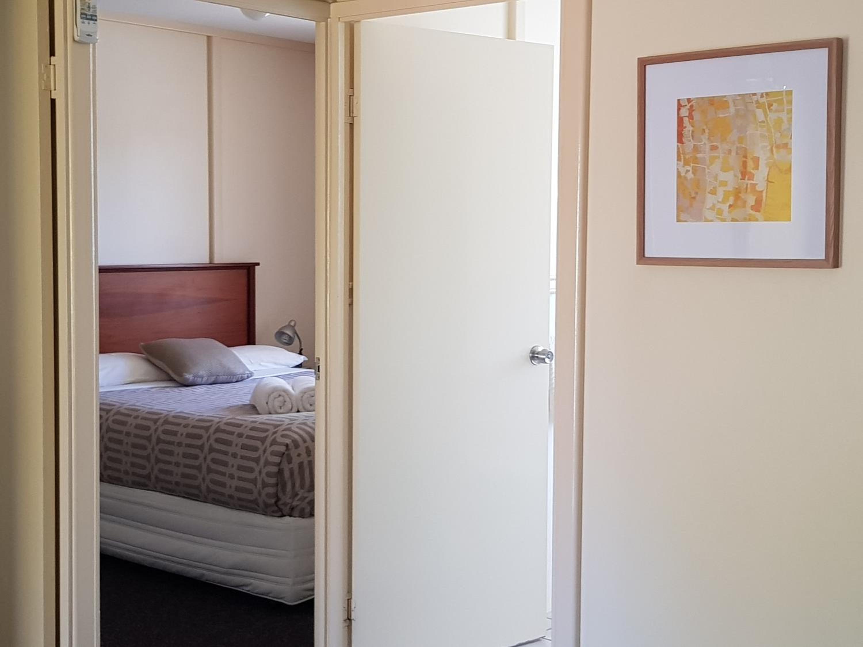 Deluxe Two-Bedroom Apartment photo 2