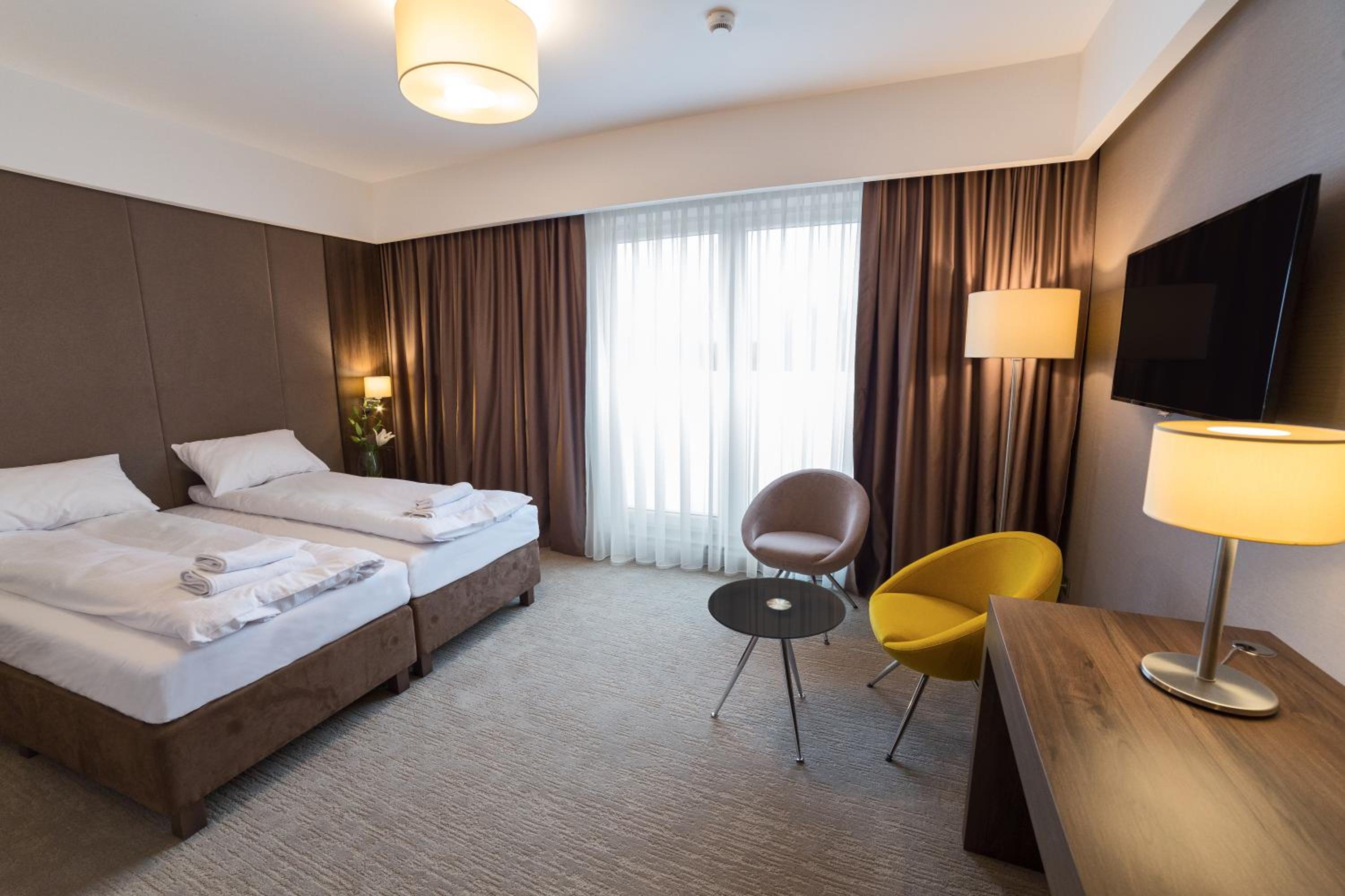 Double or Twin Room with Private Bathroom - Photo 1