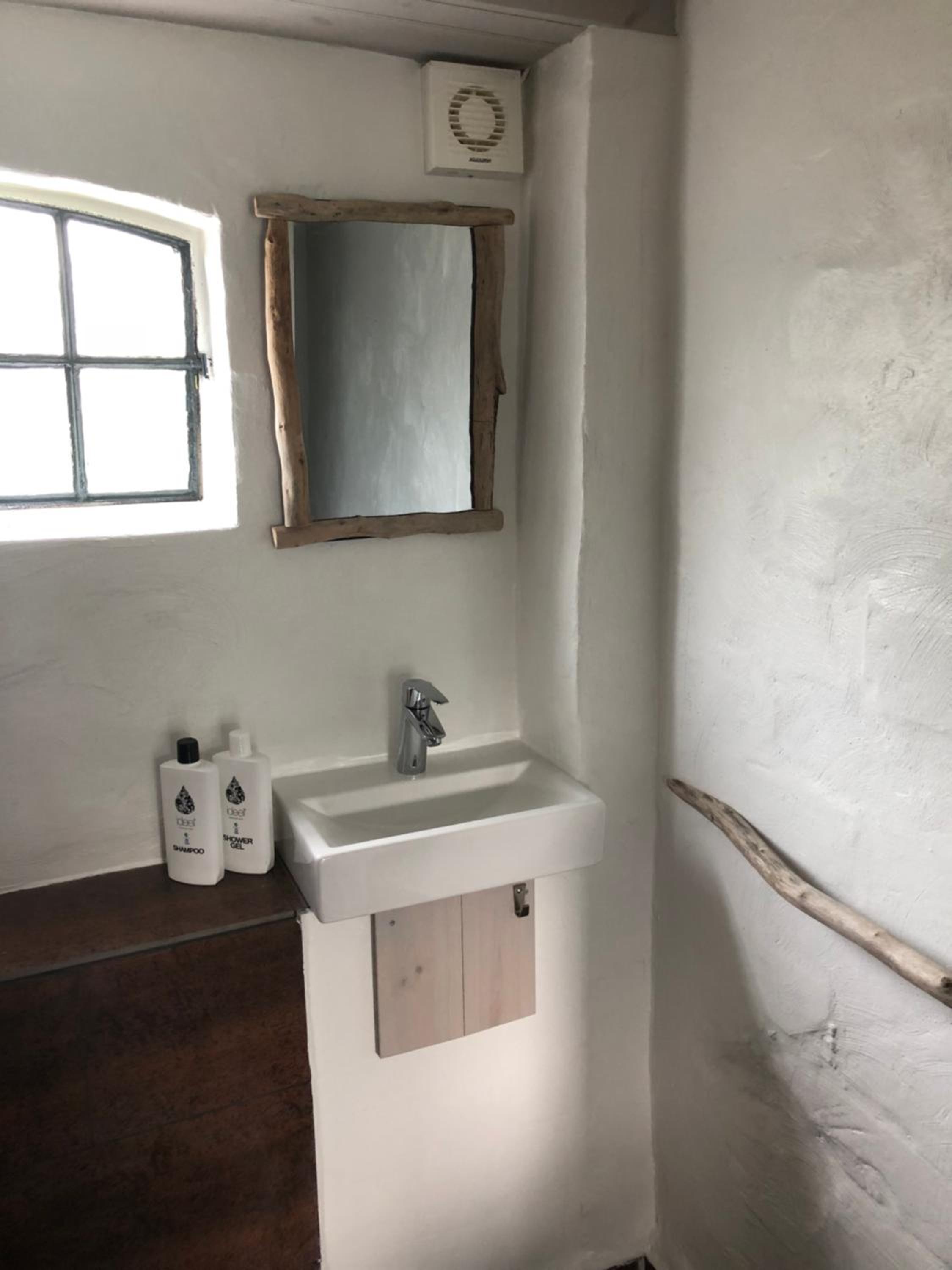 Double or Twin Room with Private Bathroom - Photo 9
