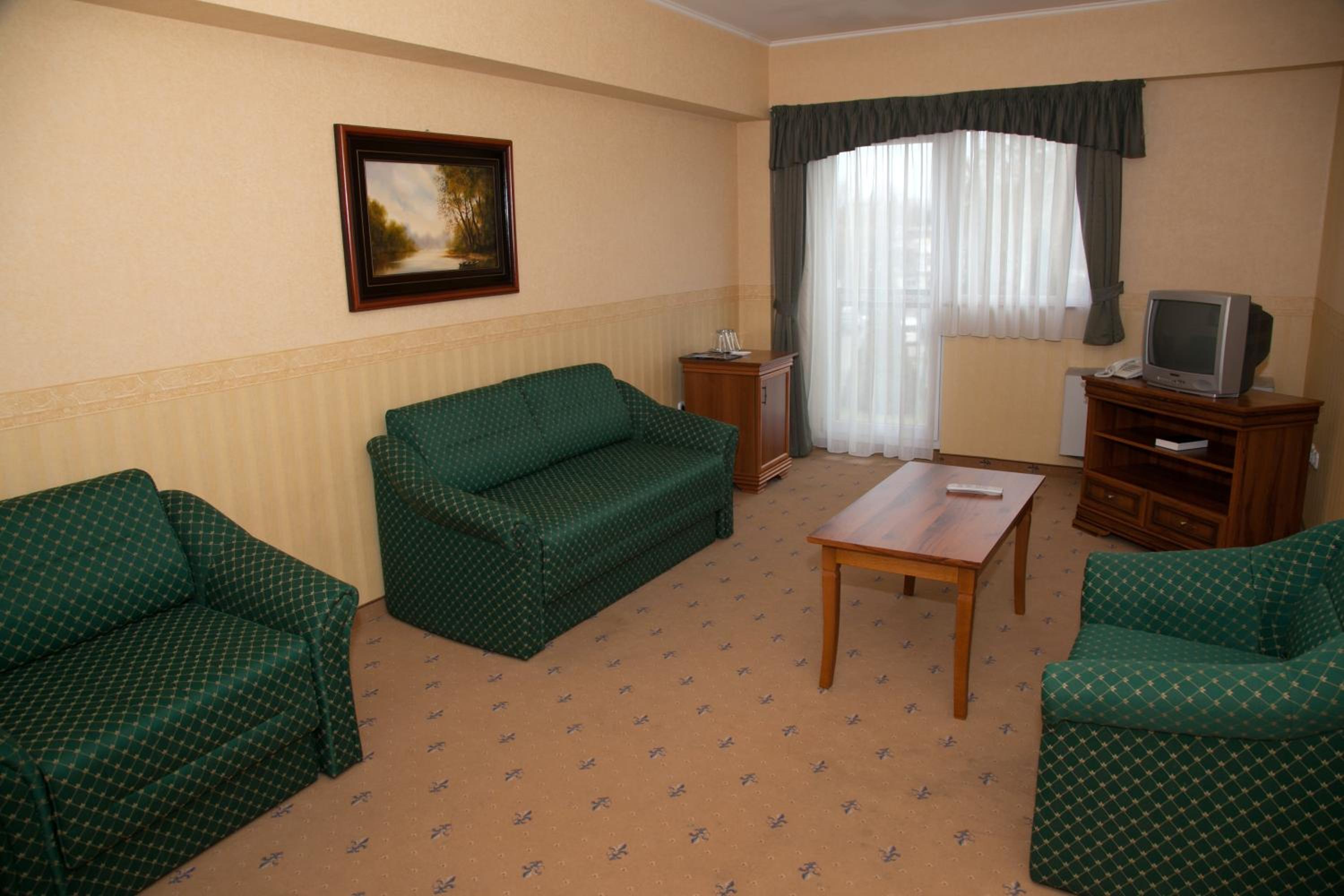 Suite - Photo 1