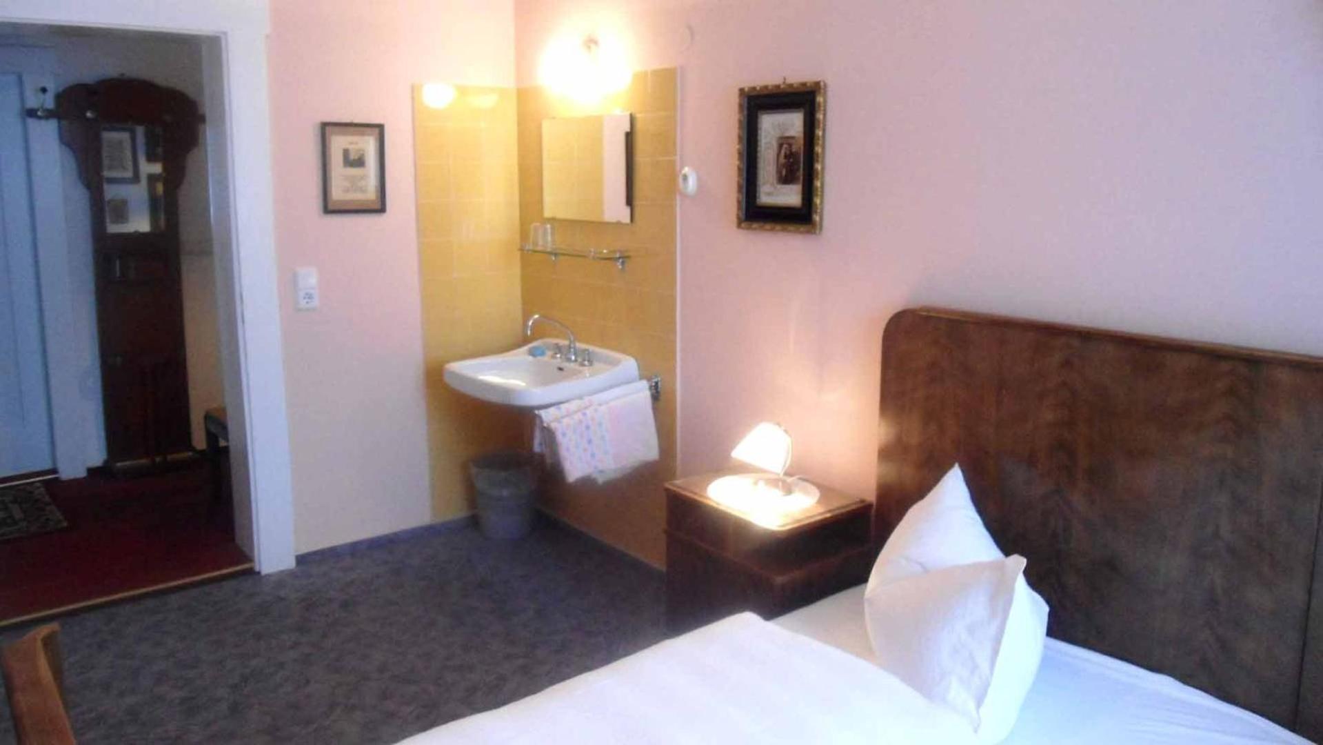 Double Room with Shared Bathroom photo 3