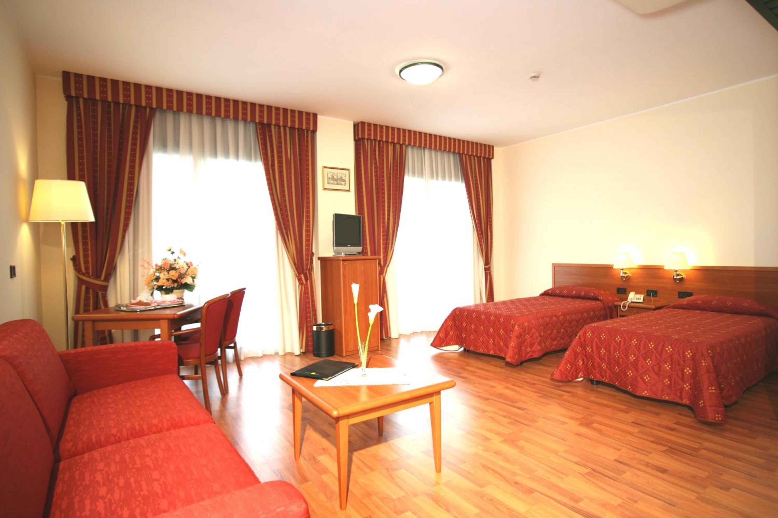 Family Junior Suite (2 Adults + 2 Children) photo 1