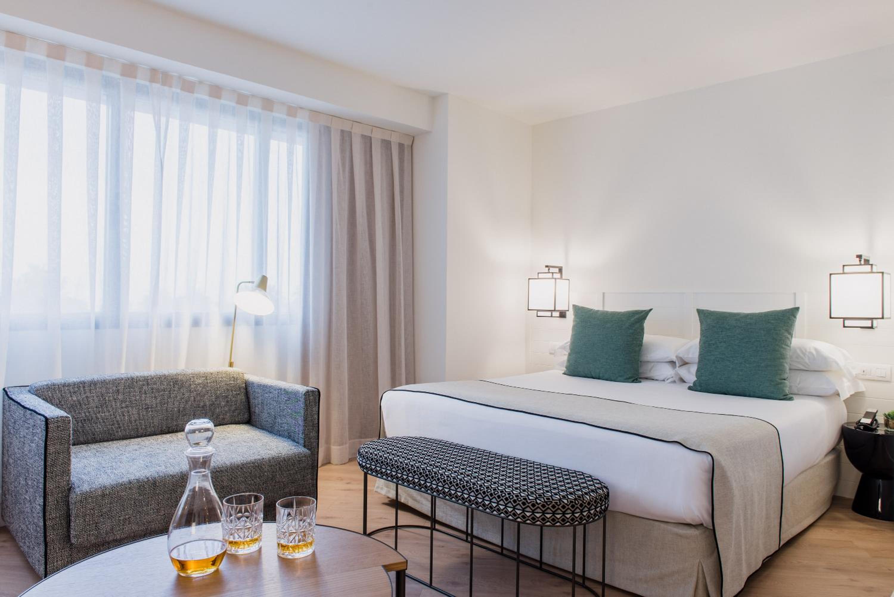 Deluxe Double or Twin Room (1-2 People)