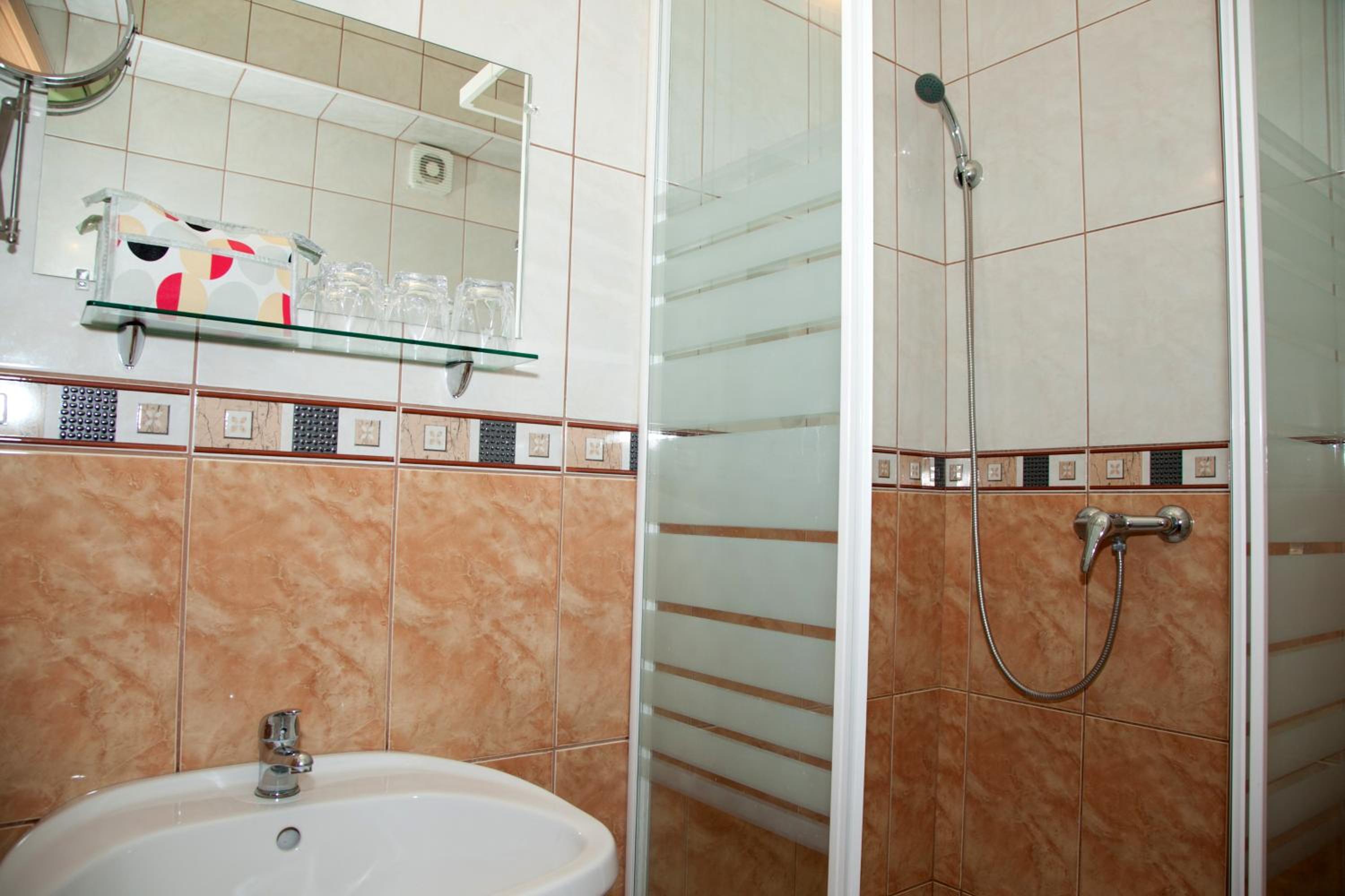 Double or Twin Room - Photo 4
