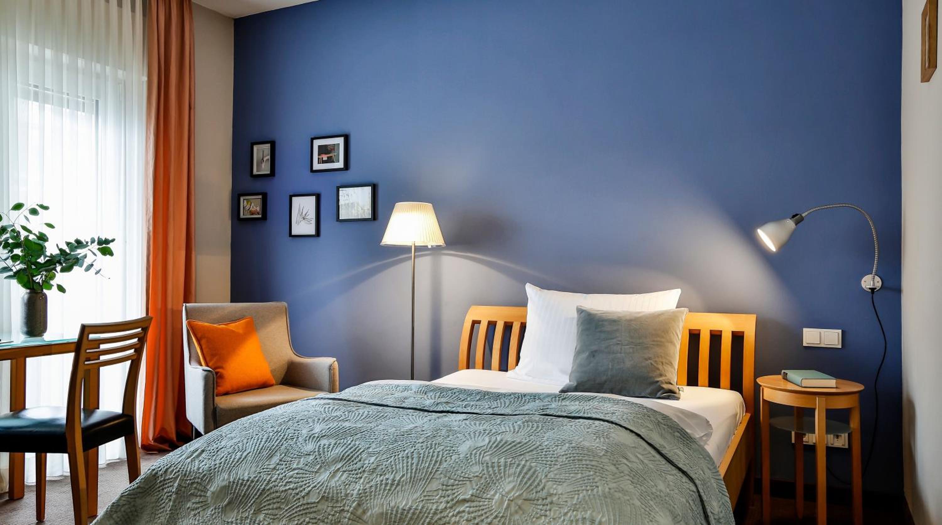 Double Room Orange (Grandlit, Queen Bed, 140-63 in wide Bed)