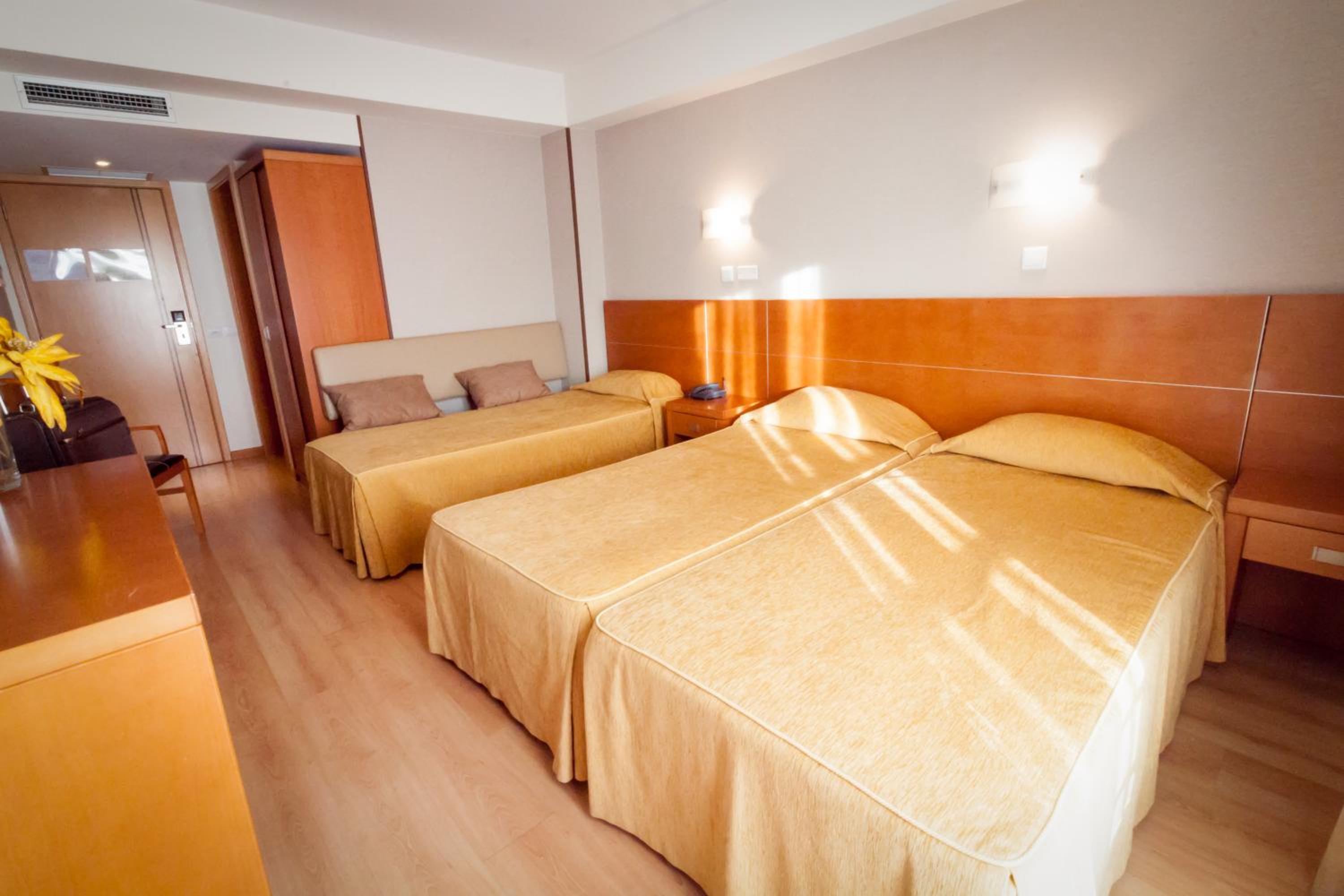 Double Room with Extra Bed - Photo 1