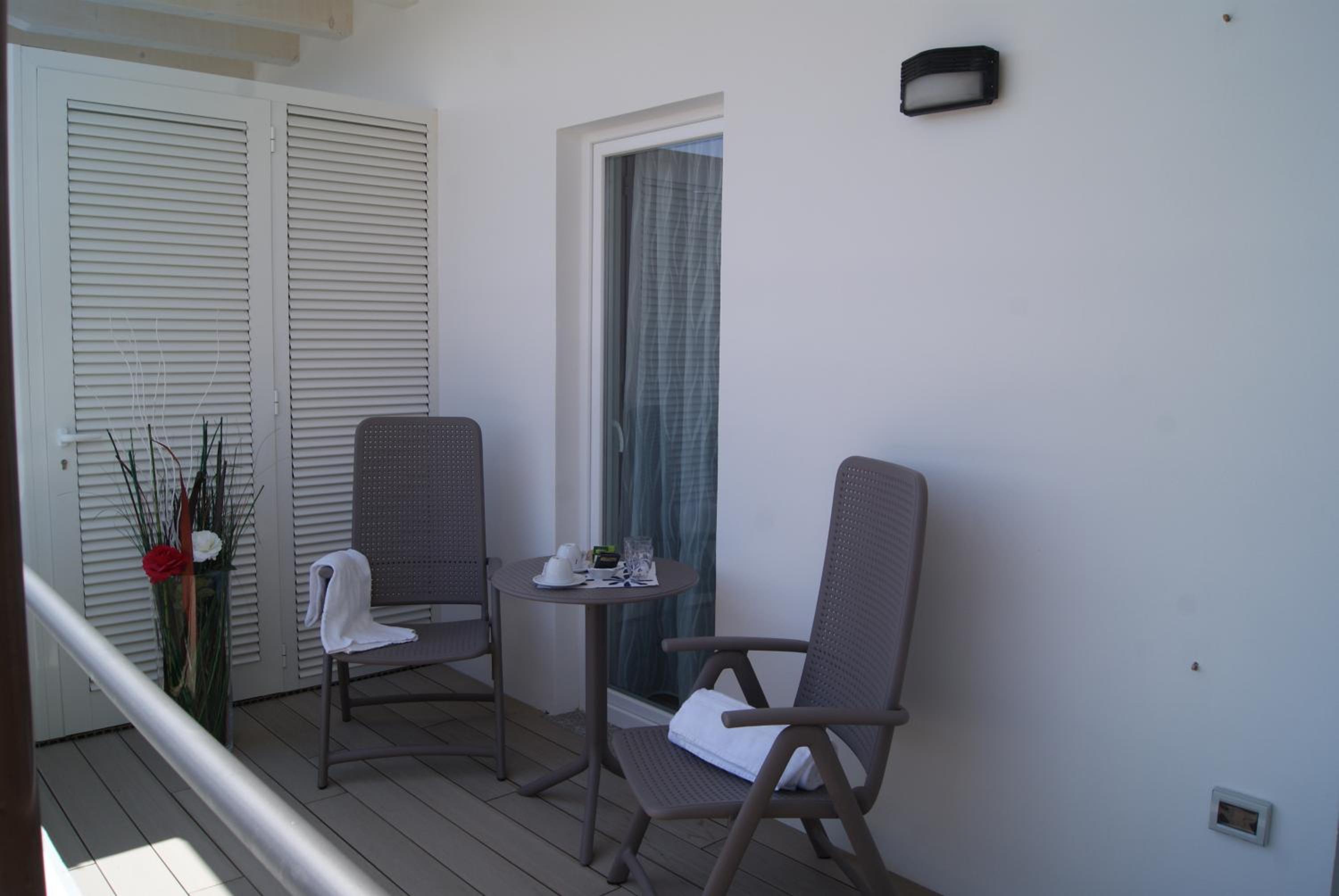 Deluxe Suite with Spa Bath - Photo 14
