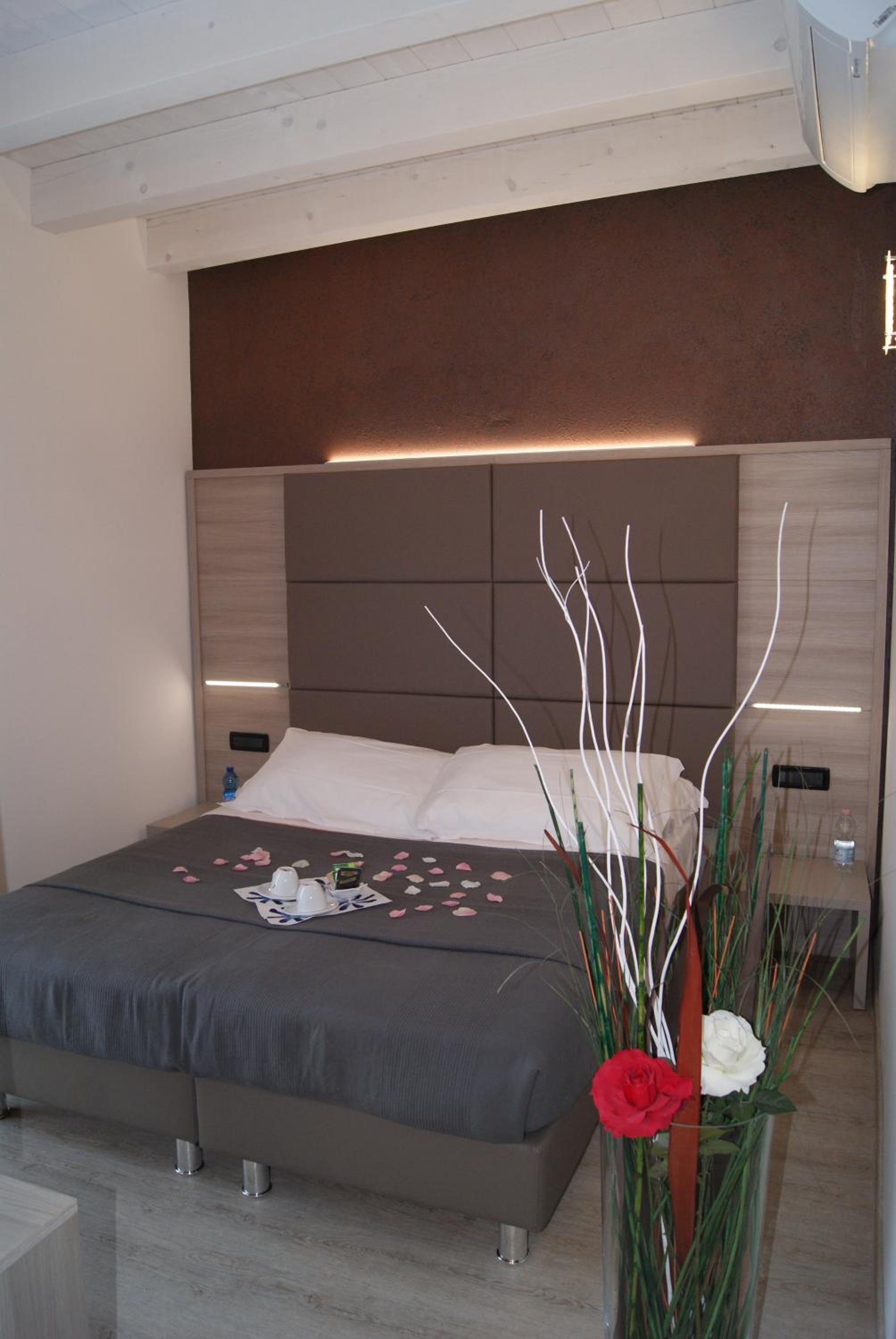 Deluxe Suite with Spa Bath - Photo 2