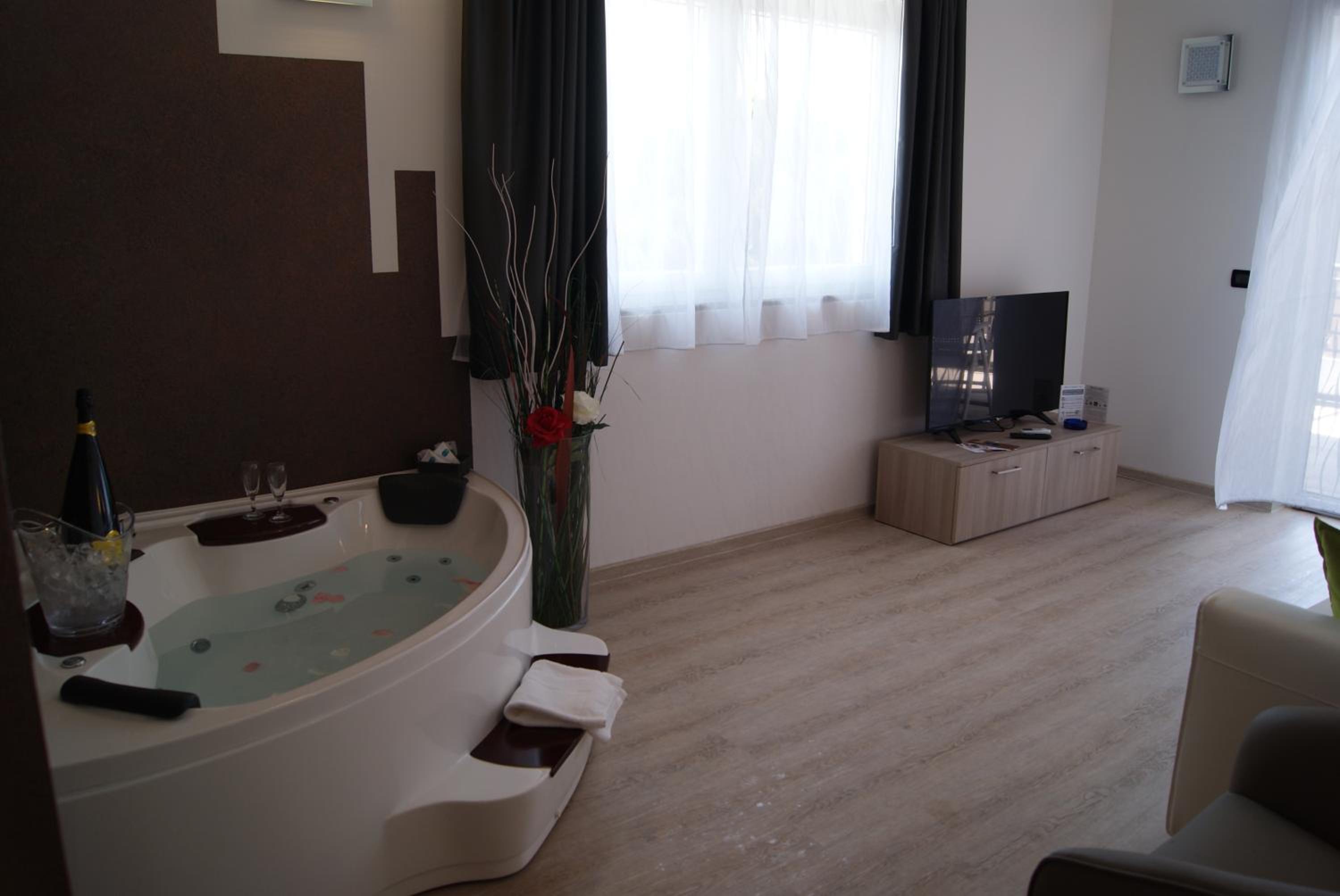 Deluxe Suite with Spa Bath - Photo 6