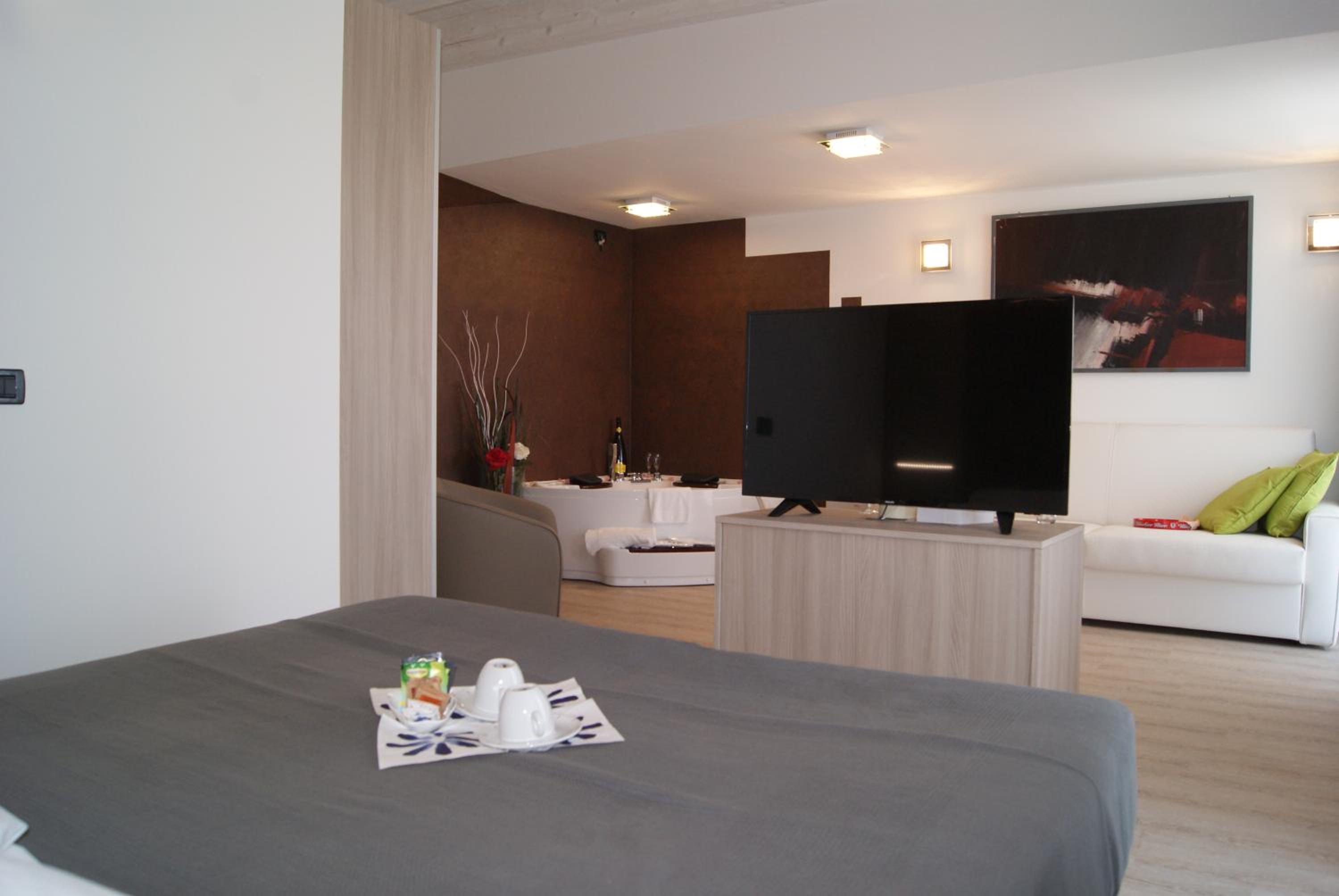 Deluxe Suite with Spa Bath - Photo 4