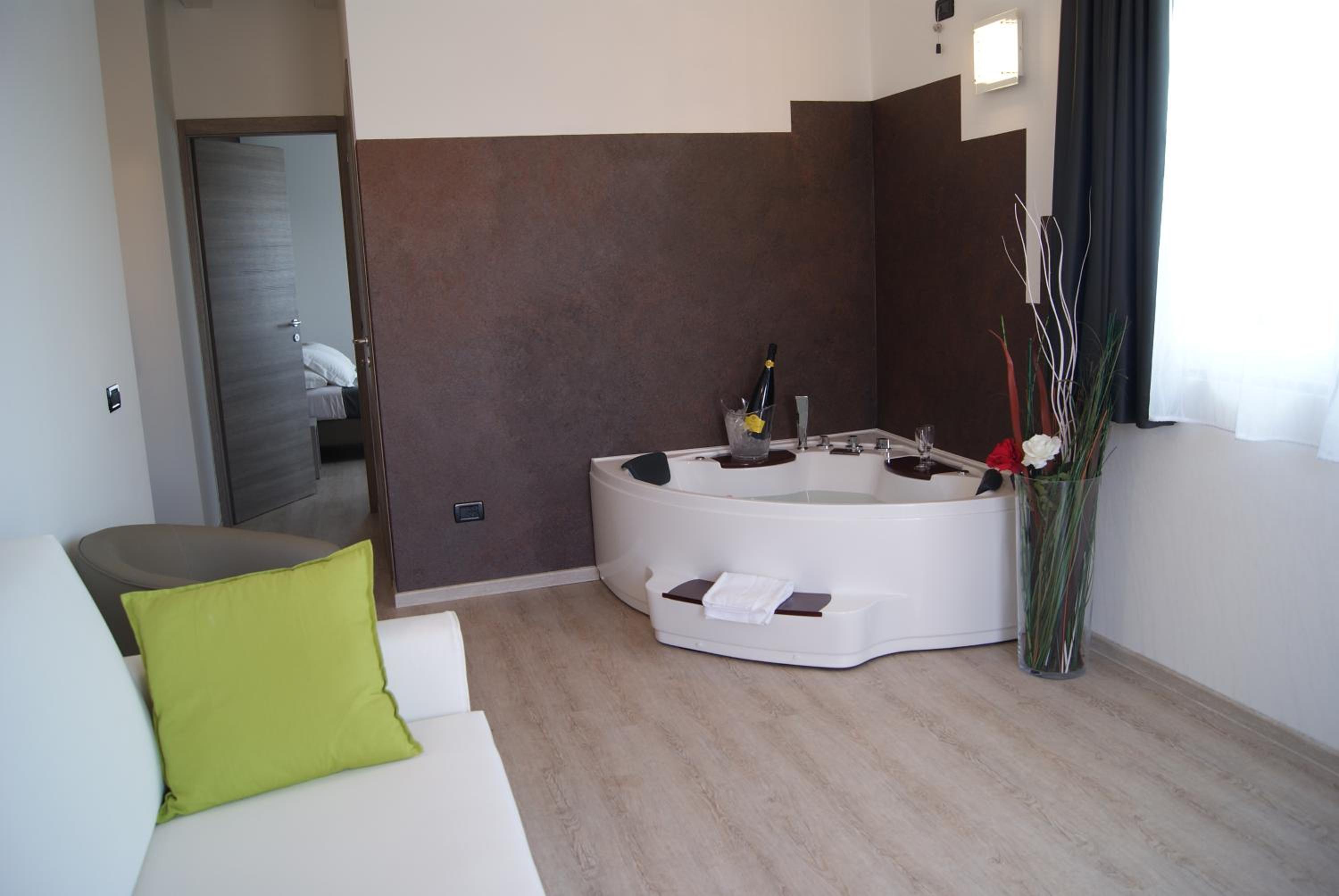 Deluxe Suite with Spa Bath - Photo 7