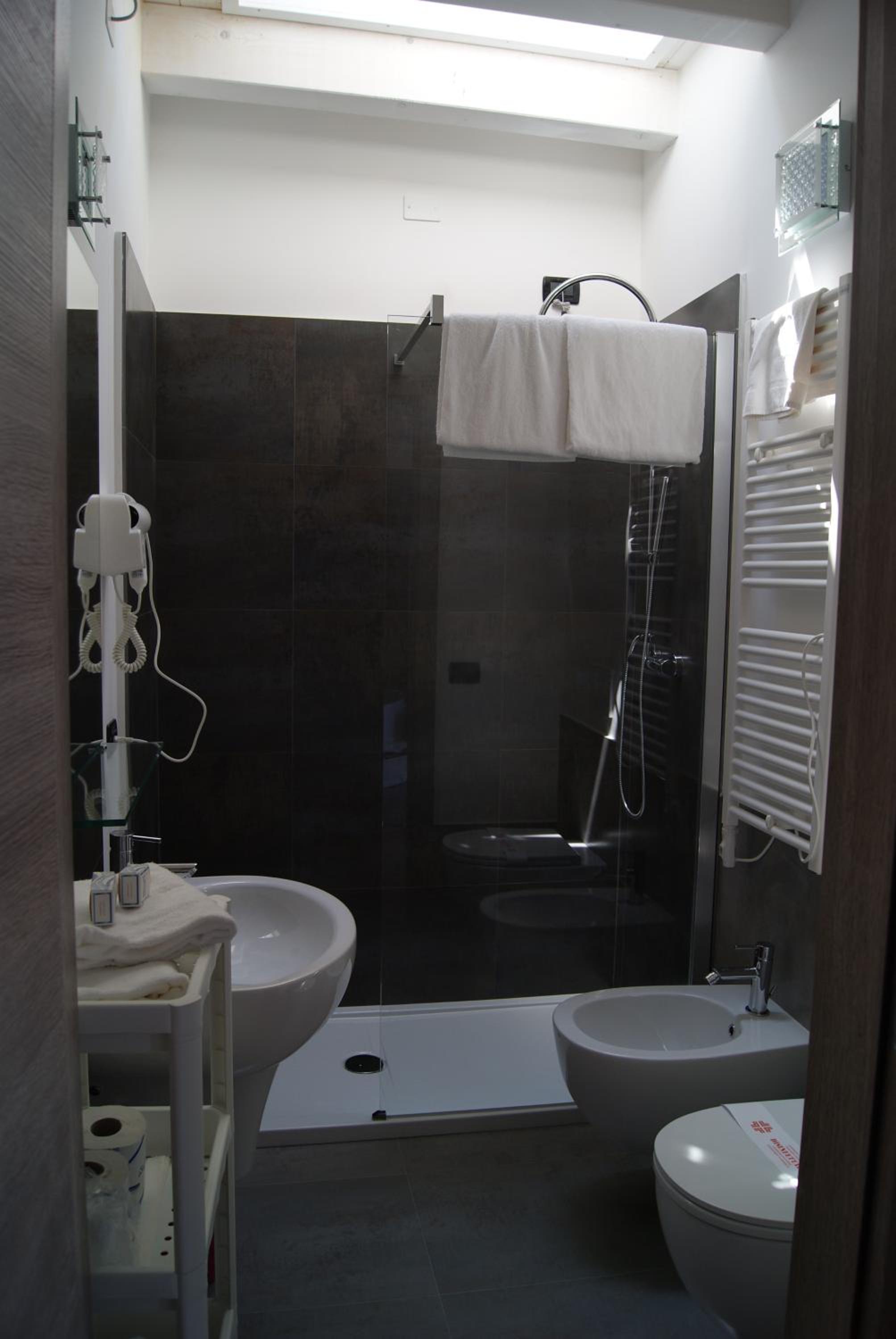 Deluxe Suite with Spa Bath - Photo 13