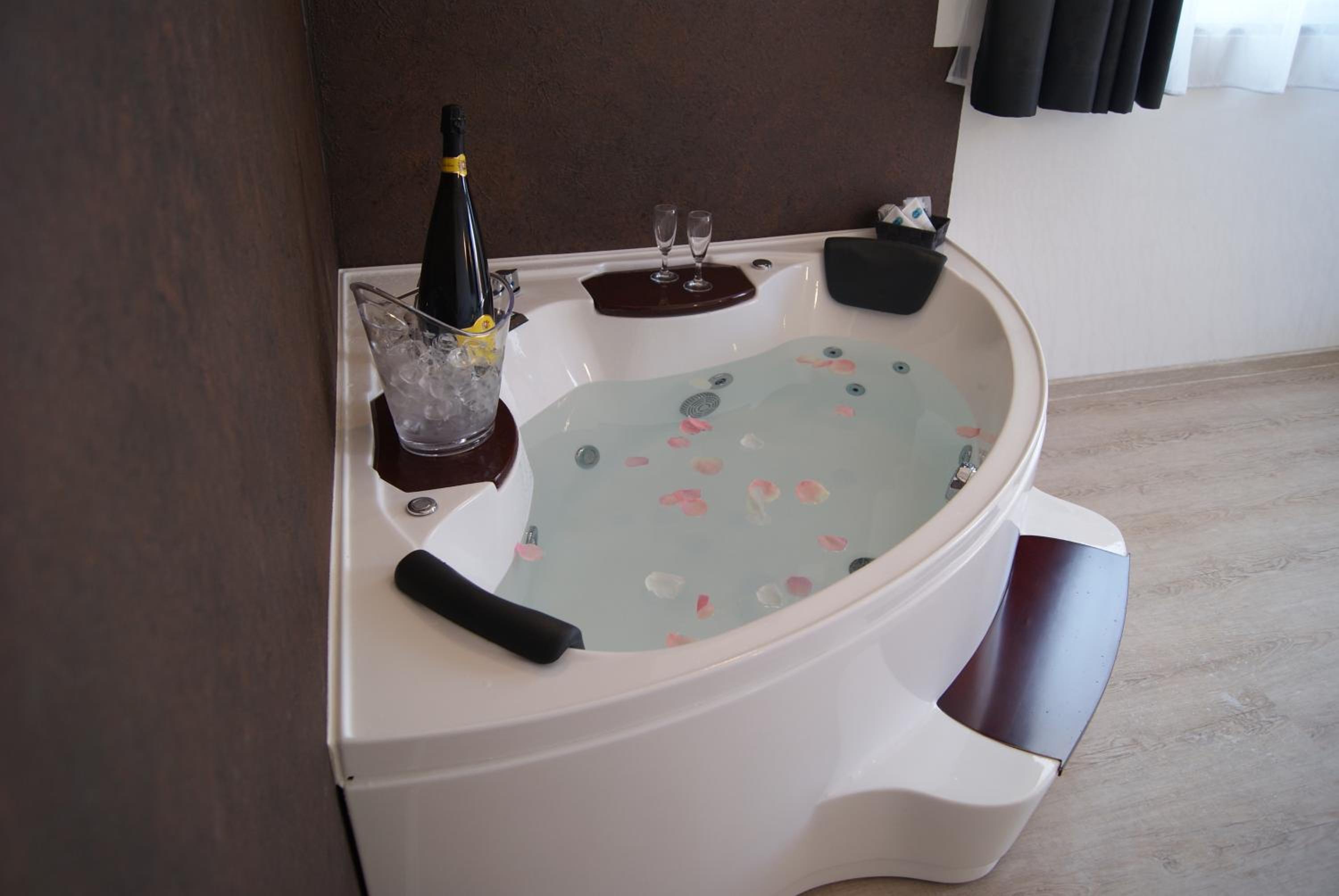 Deluxe Suite with Spa Bath - Photo 8