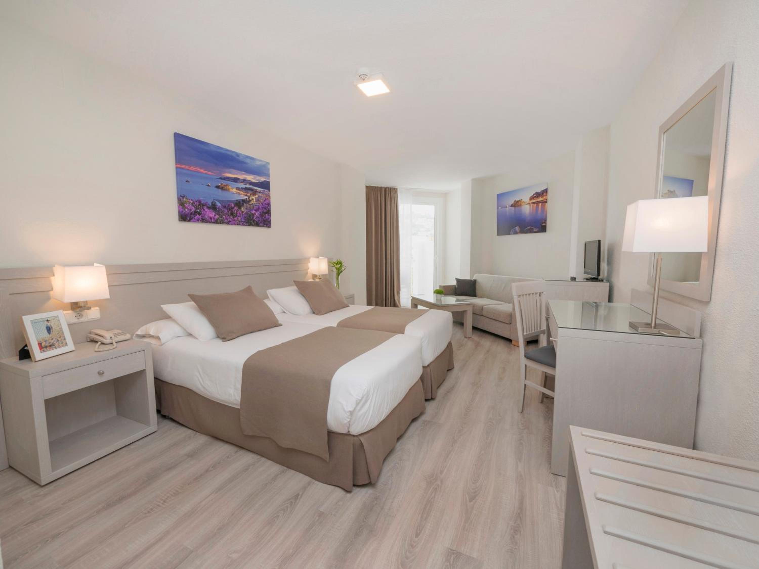 Standard Twin Room with Side Sea View - Photo 1