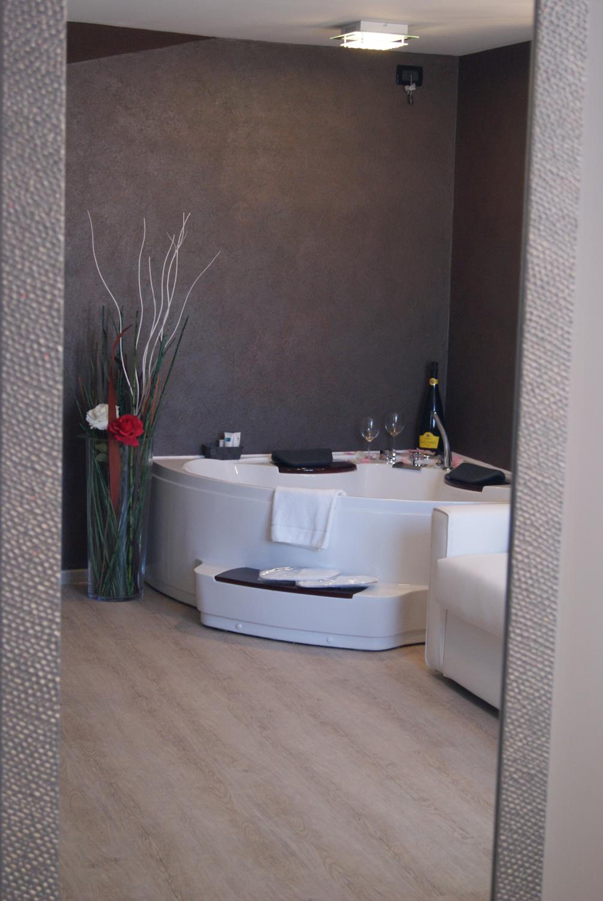Deluxe Suite with Spa Bath - Photo 5