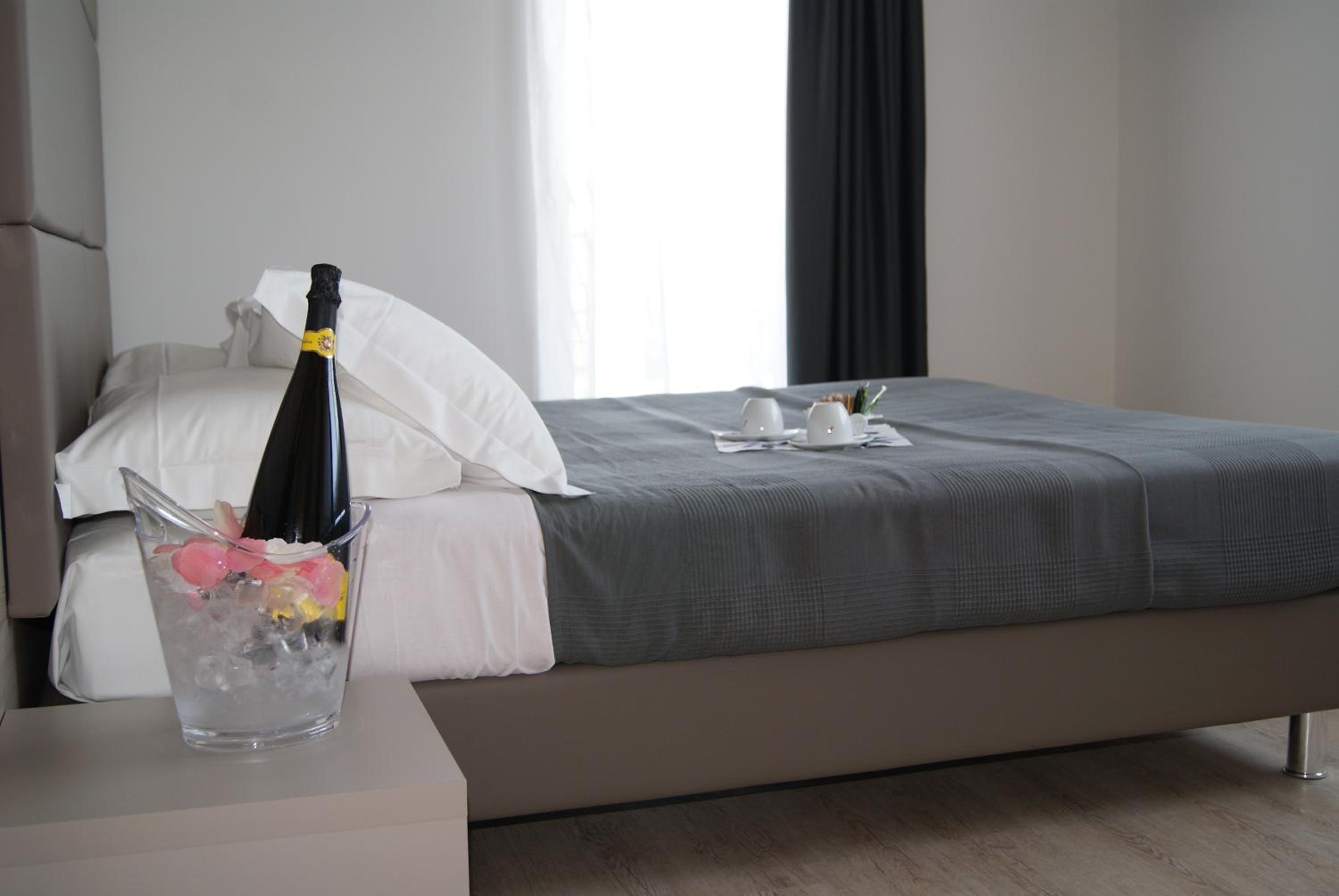 Deluxe Suite with Spa Bath - Photo 3