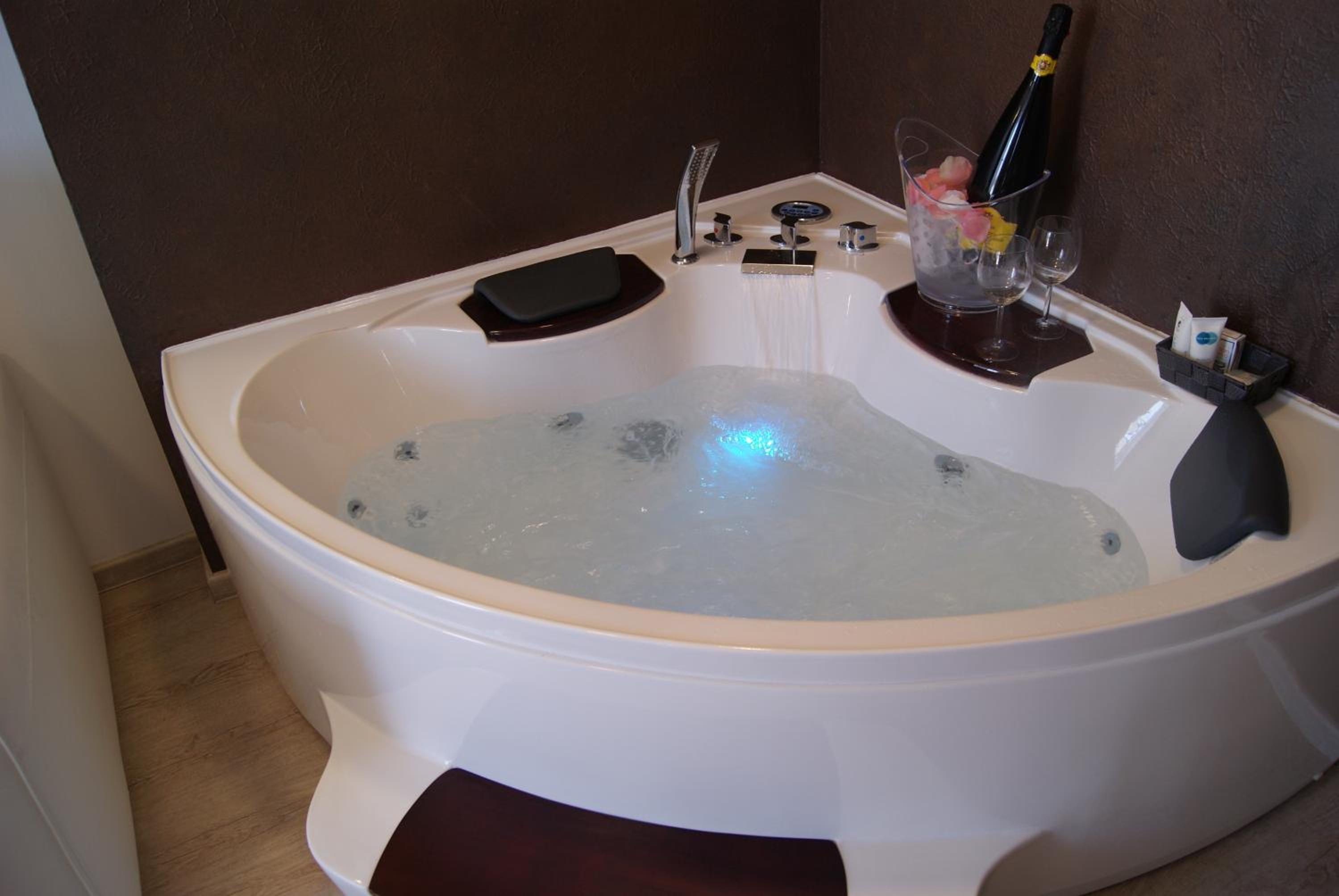 Deluxe Suite with Spa Bath - Photo 9
