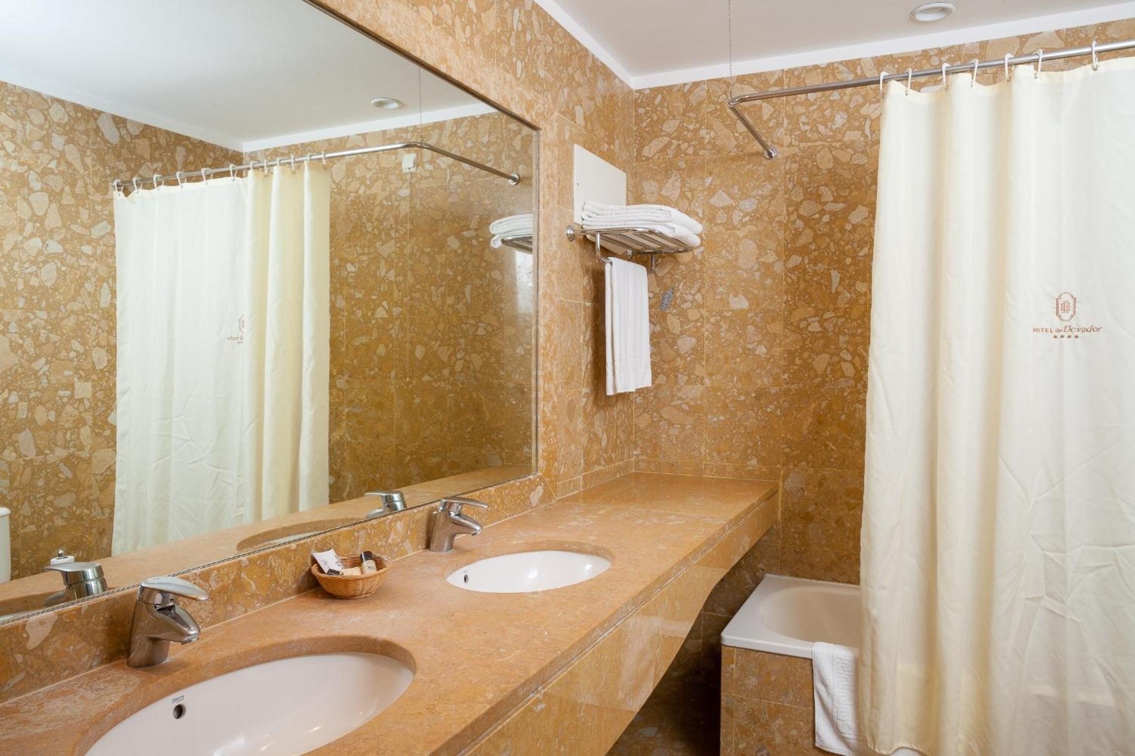 Double or Twin Room - Photo 2