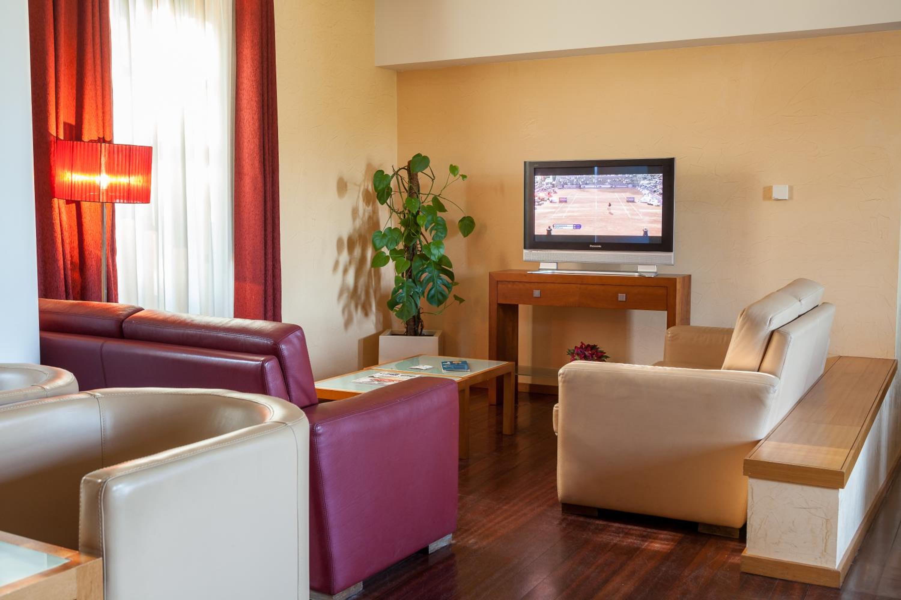 Family Room (2 Adults + 2 Children) - Photo 2
