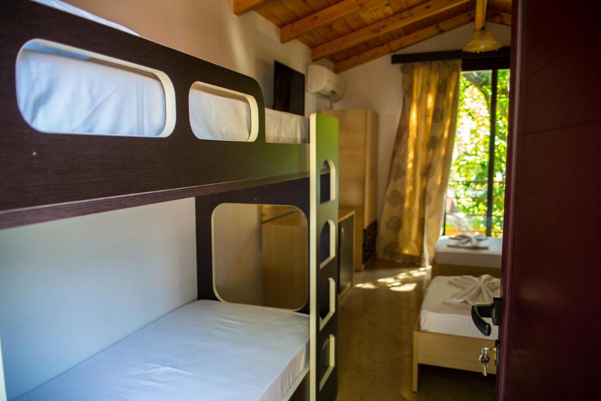 Quadruple Room with Balcony photo 2