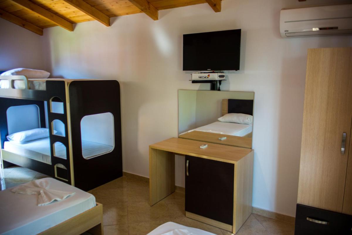 Quadruple Room with Balcony photo 3